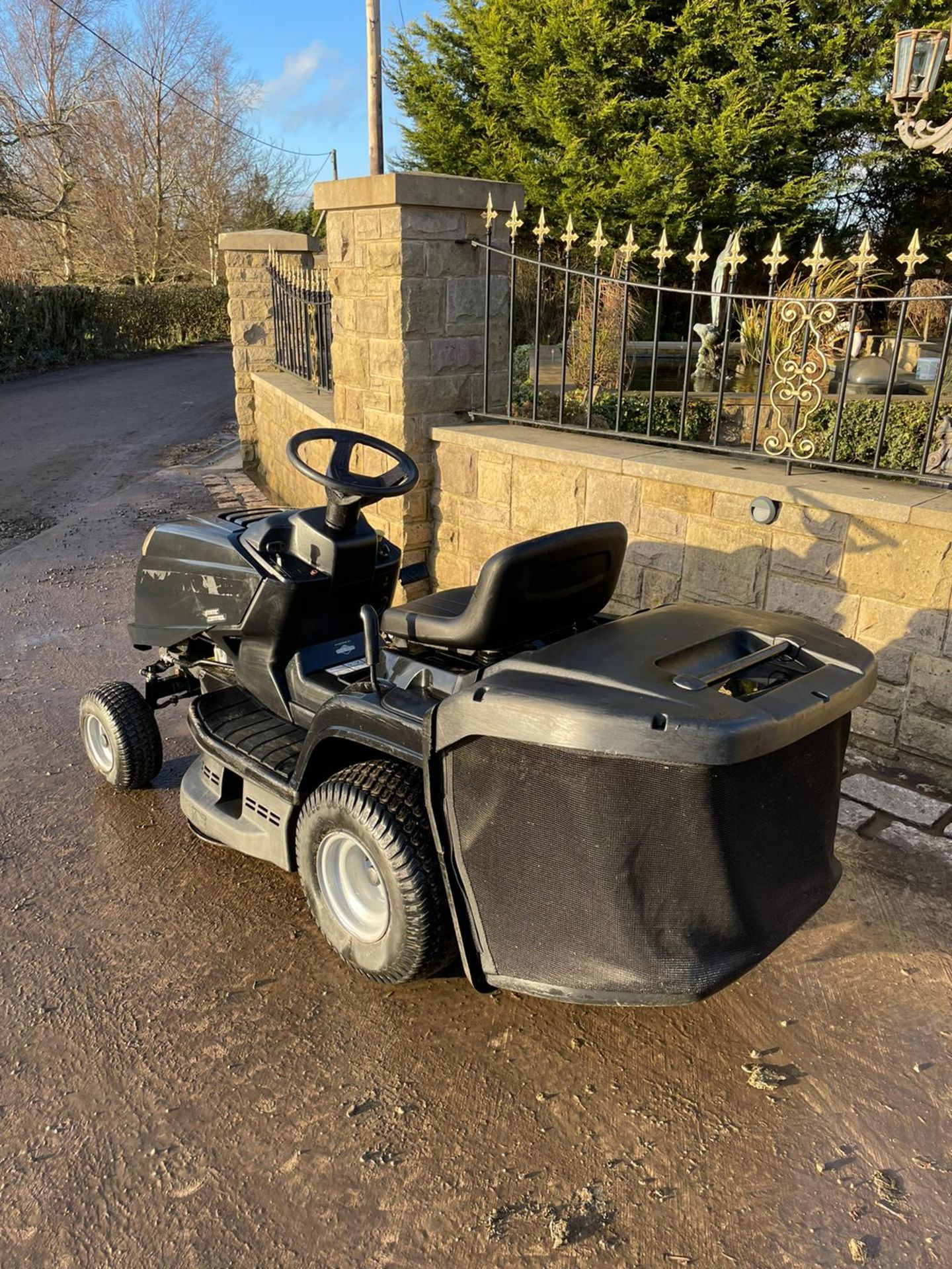 MOUNTFIELD 1530H RIDE ON MOWER, RUNS, DRIVES AND CUTS, CLEAN MACHINE *NO VAT* - Image 3 of 5