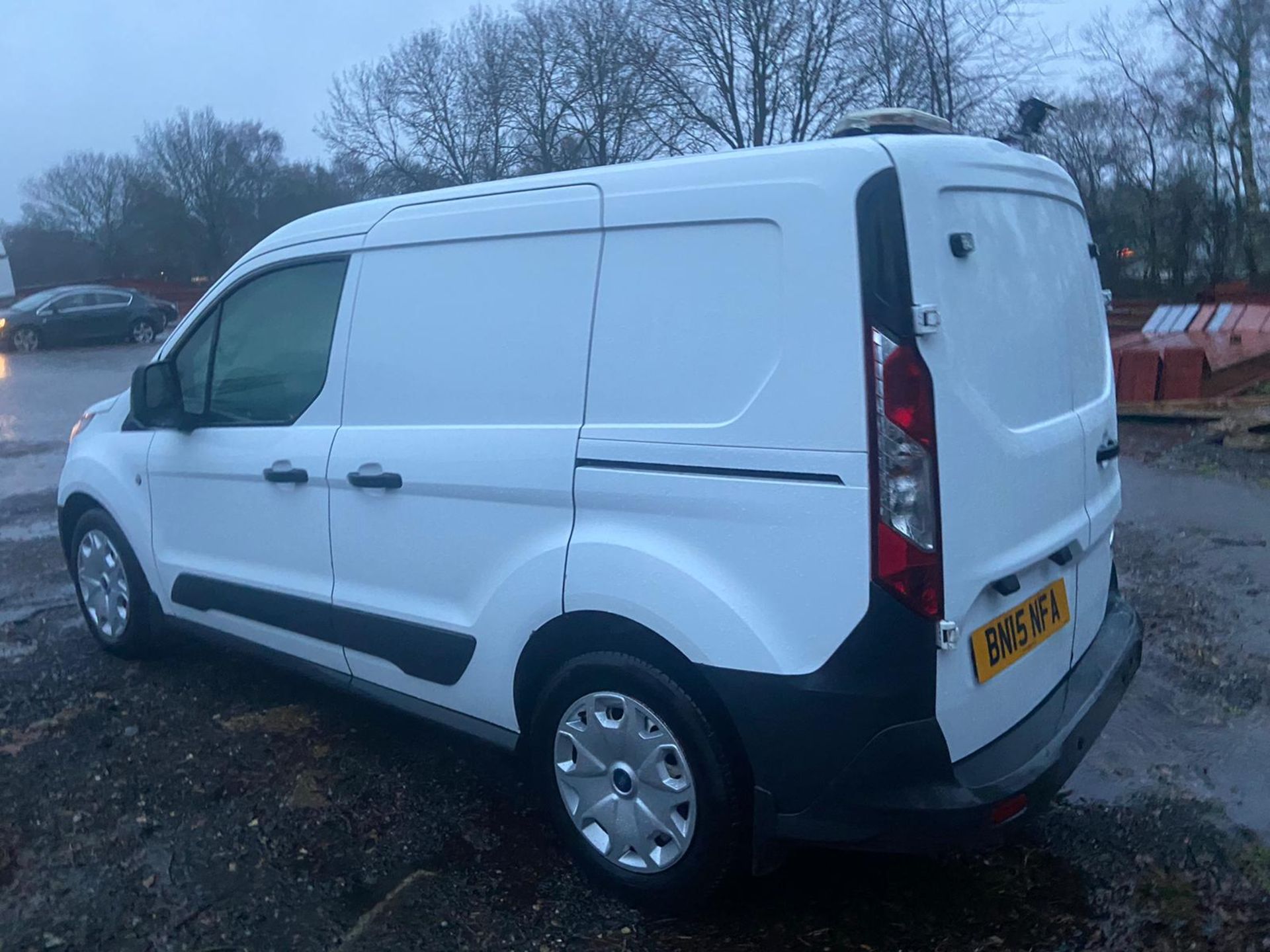 2015/15 REG FORD TRANSIT CONNECT 200 ECONETIC 1.6 DIESEL WHITE PANEL VAN, SHOWING 0 FORMER KEEPERS - Image 4 of 9