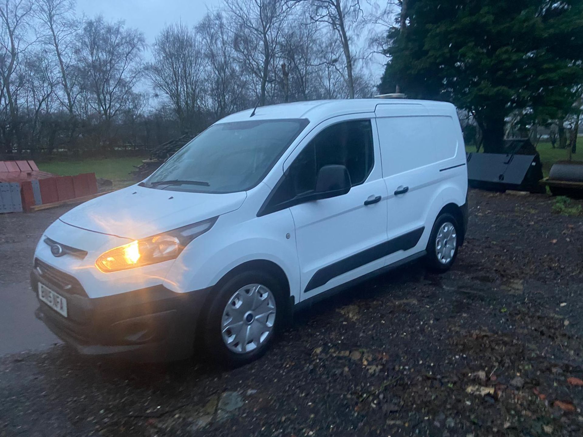 2015/15 REG FORD TRANSIT CONNECT 200 ECONETIC 1.6 DIESEL WHITE PANEL VAN, SHOWING 0 FORMER KEEPERS - Image 3 of 9