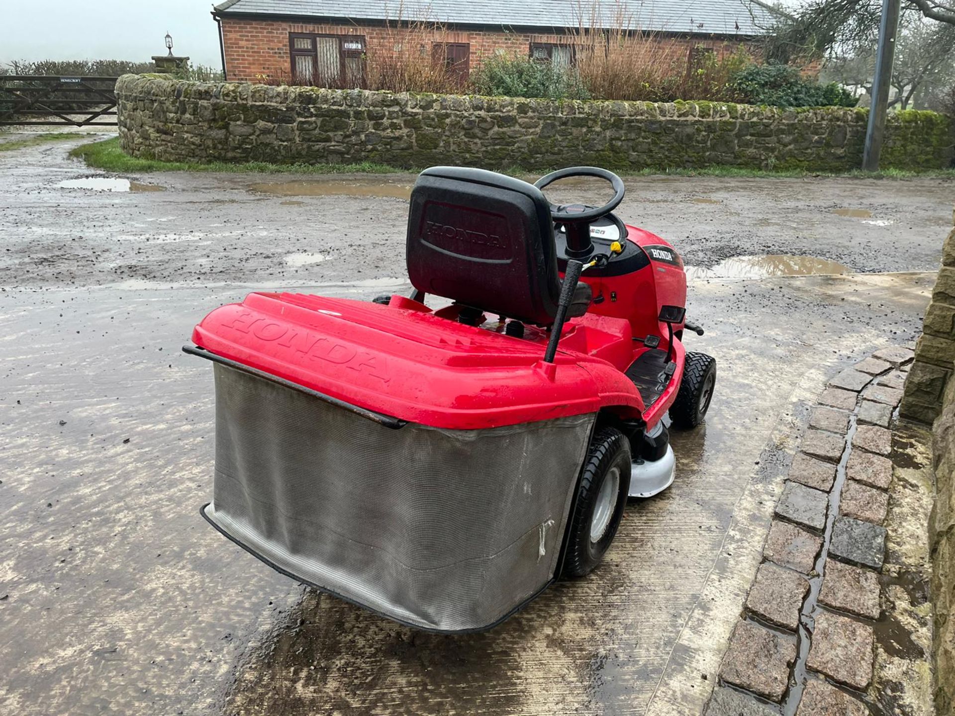 HONDA 2315 V TWIN RIDE ON MOWER, RUNS, DRIVES AND CUTS, CLEAN MACHINE *NO VAT* - Image 5 of 6