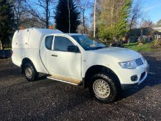 2011/61 REG MITSUBISHI L200 4LIFE CLUB DI-D 4X4 2.5 DIESEL WHITE PICK-UP, SHOWING 0 FORMER KEEPERS