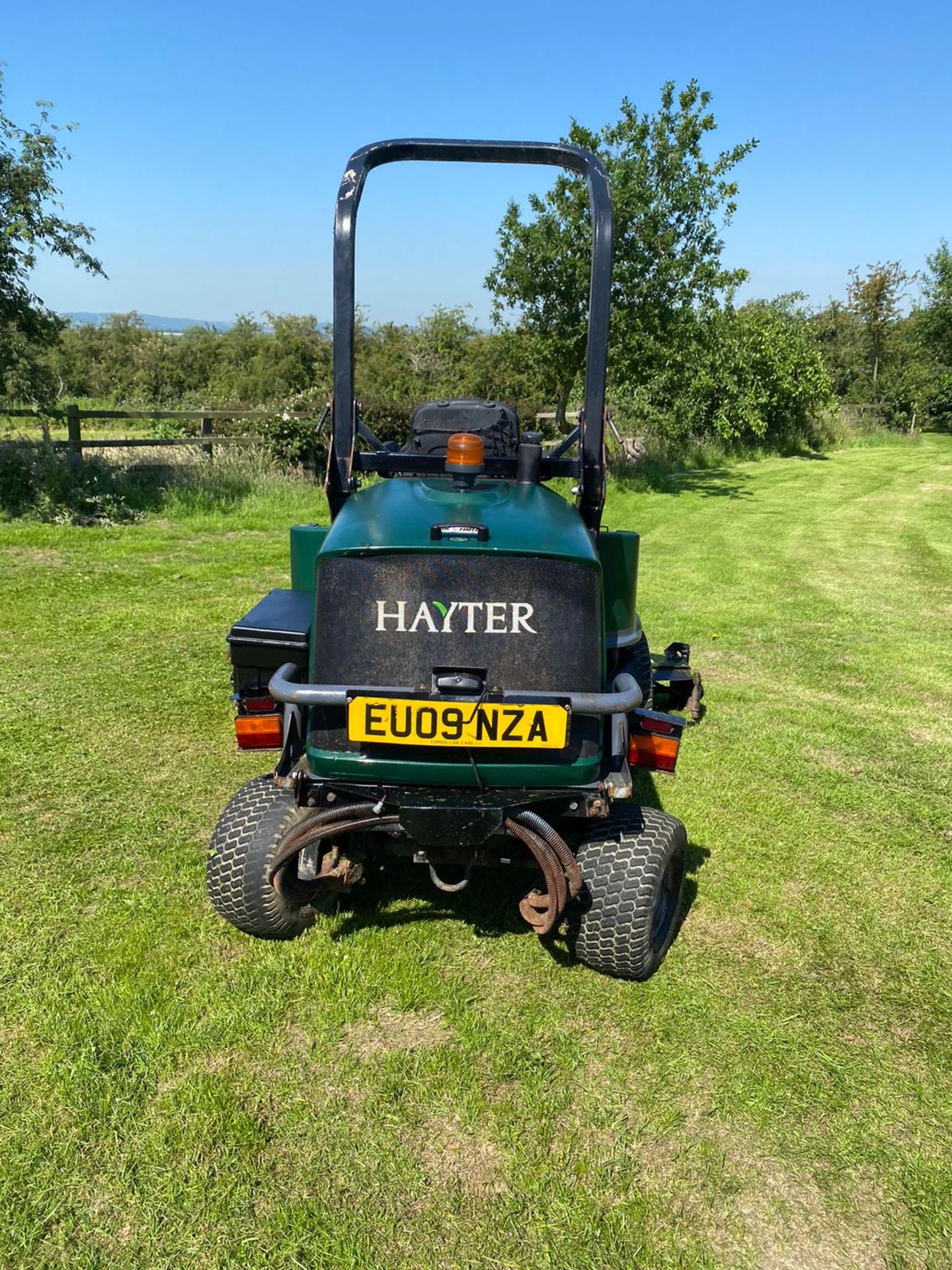 2009/09 REG HAYTER LT 324 RIDE ON LAWNMOWER, 4 WHEEL DRIVE, HYDRO-STATIC DRIVE *PLUS VAT* - Image 3 of 4