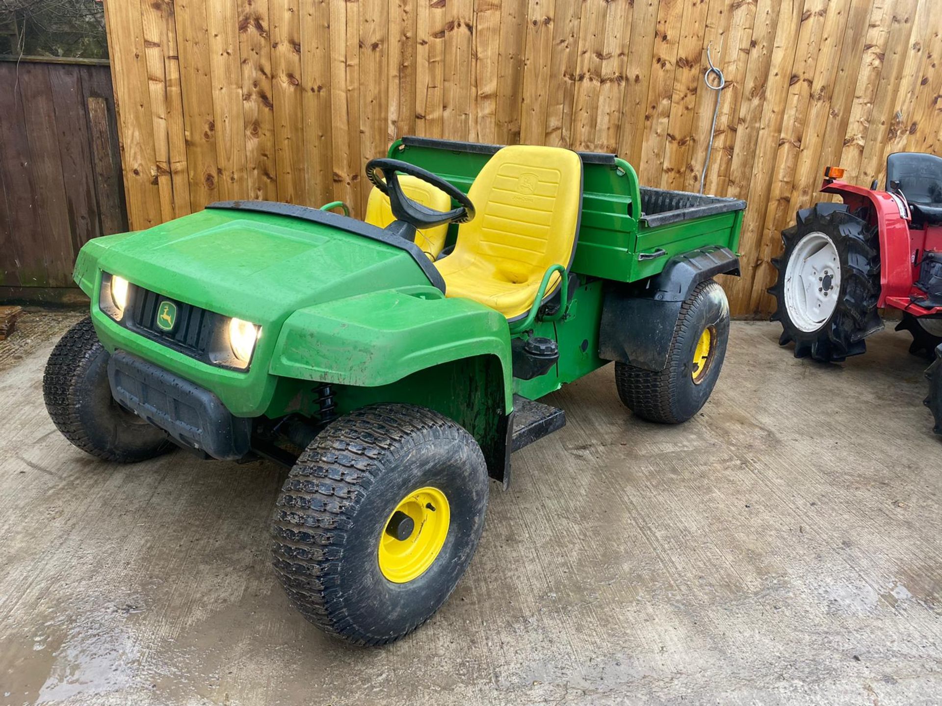 JOHN DEERE PETROL GATOR, STARTS FIRST TIME RUNS AND DRIVES VERY WELL, LIGHTS WORKING *PLUS VAT* - Image 4 of 7