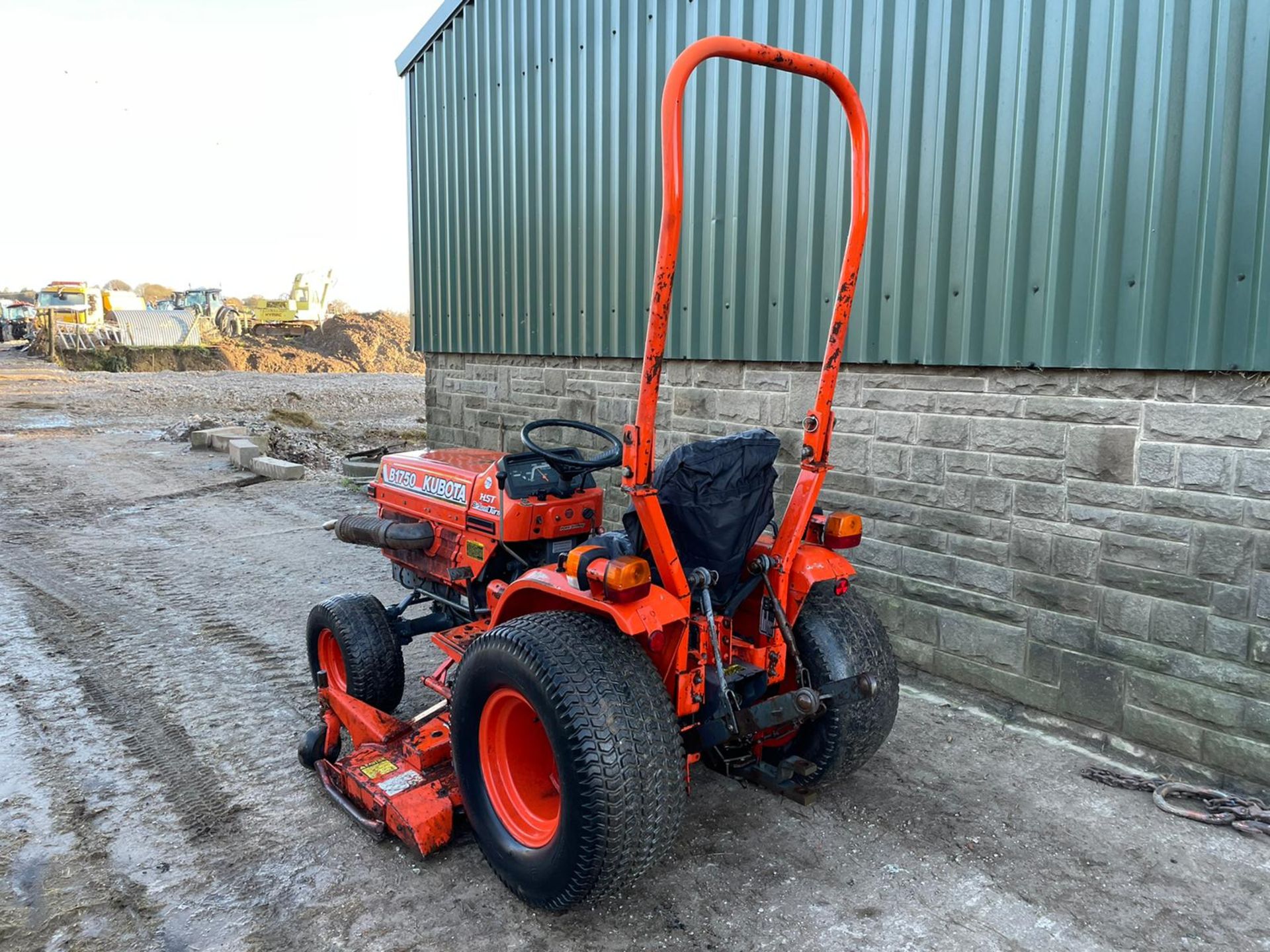 KUBOTA B1750 COMPACT WITH UNDERSLUNG DECK, RUNS, DRIVES AND CUTS, CLEAN MACHINE, CANOPY *PLUS VAT* - Image 2 of 5