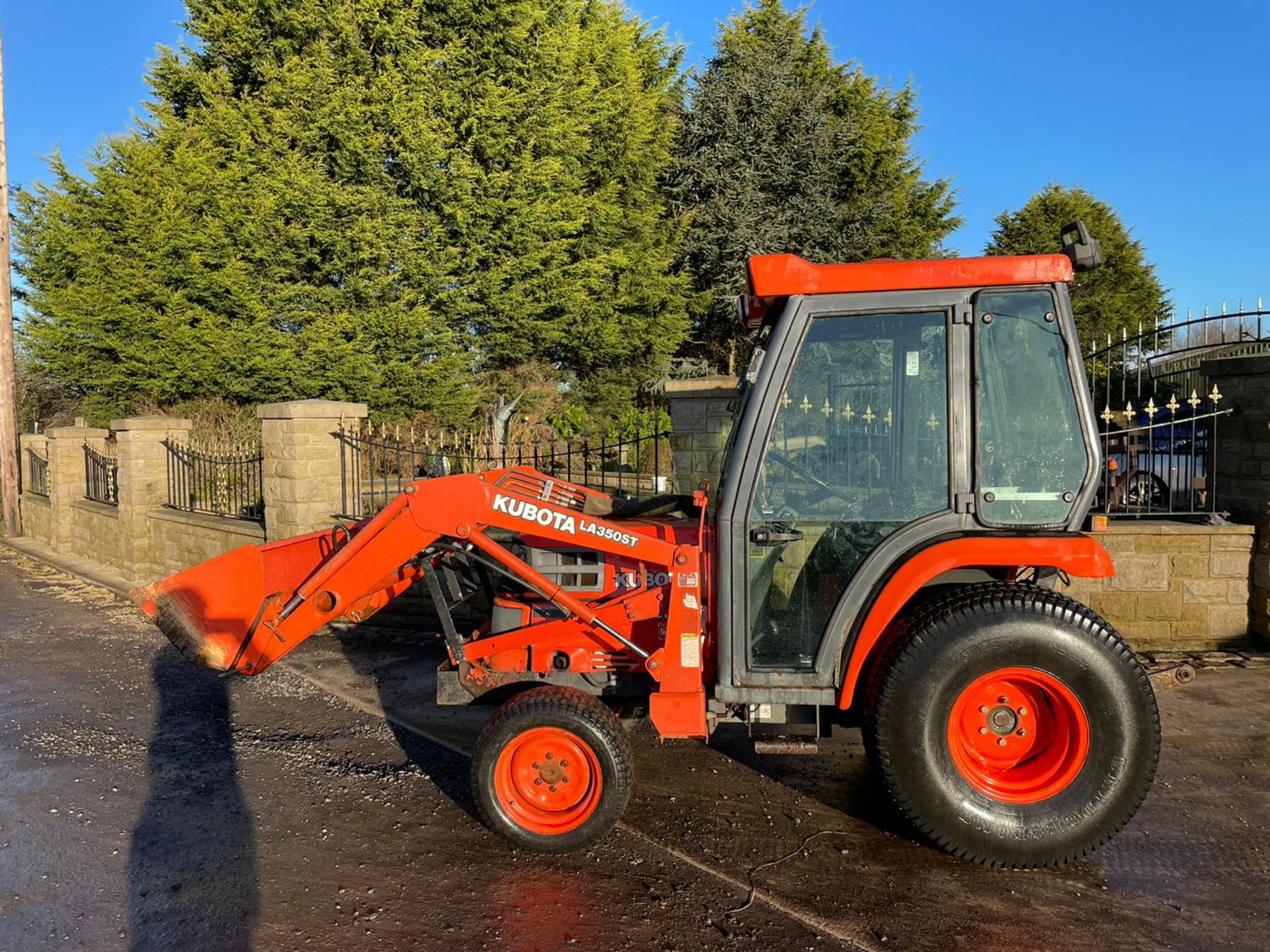 KUBOTA ST30 WITH LOADER, RUNS, DRIVES AND DIGS, CLEAN MACHINE, LOW 2750 HOURS, GRASS TYRES *PLUS VAT - Image 2 of 8