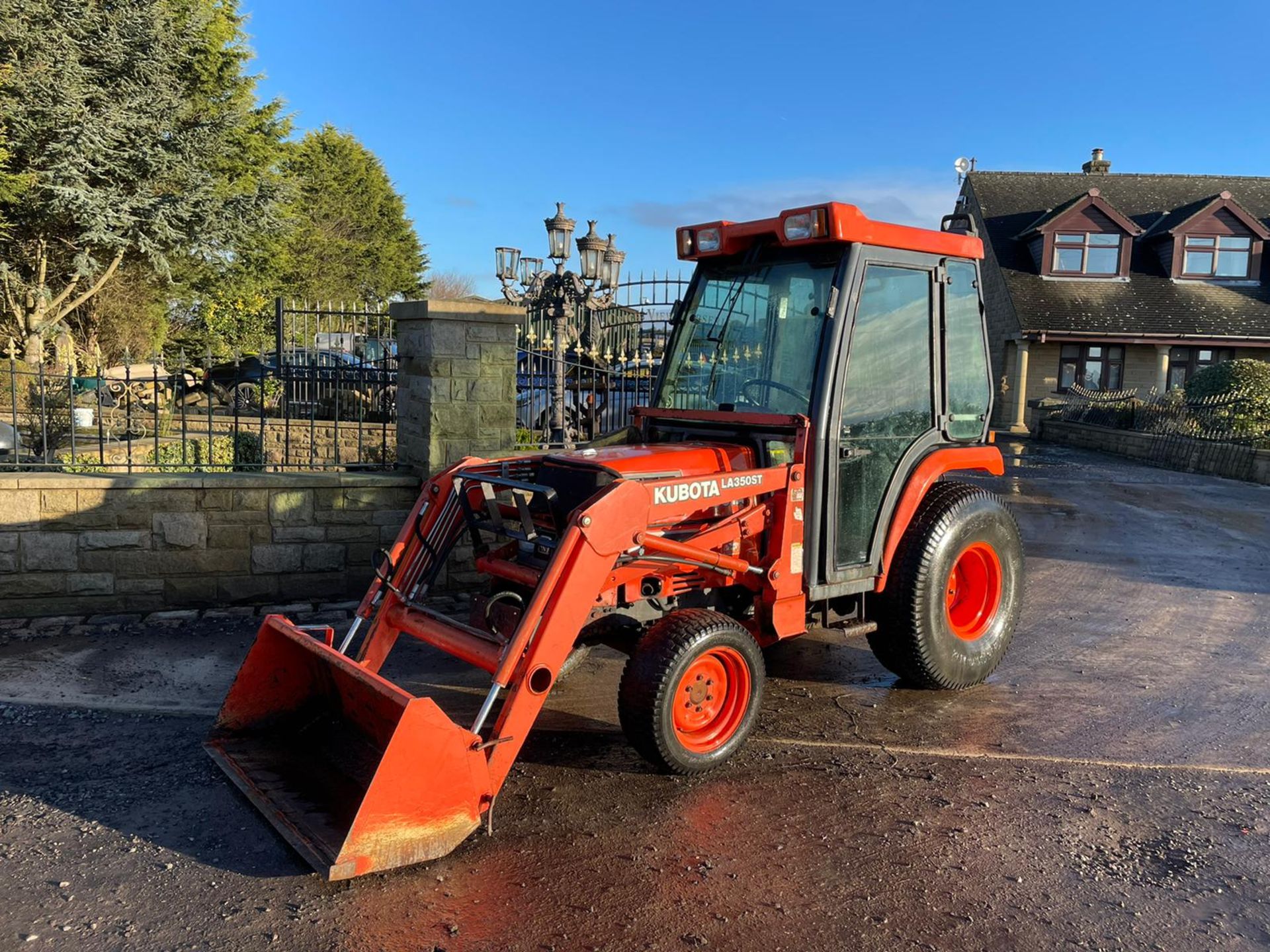 KUBOTA ST30 WITH LOADER, RUNS, DRIVES AND DIGS, CLEAN MACHINE, LOW 2750 HOURS, GRASS TYRES *PLUS VAT - Image 3 of 8