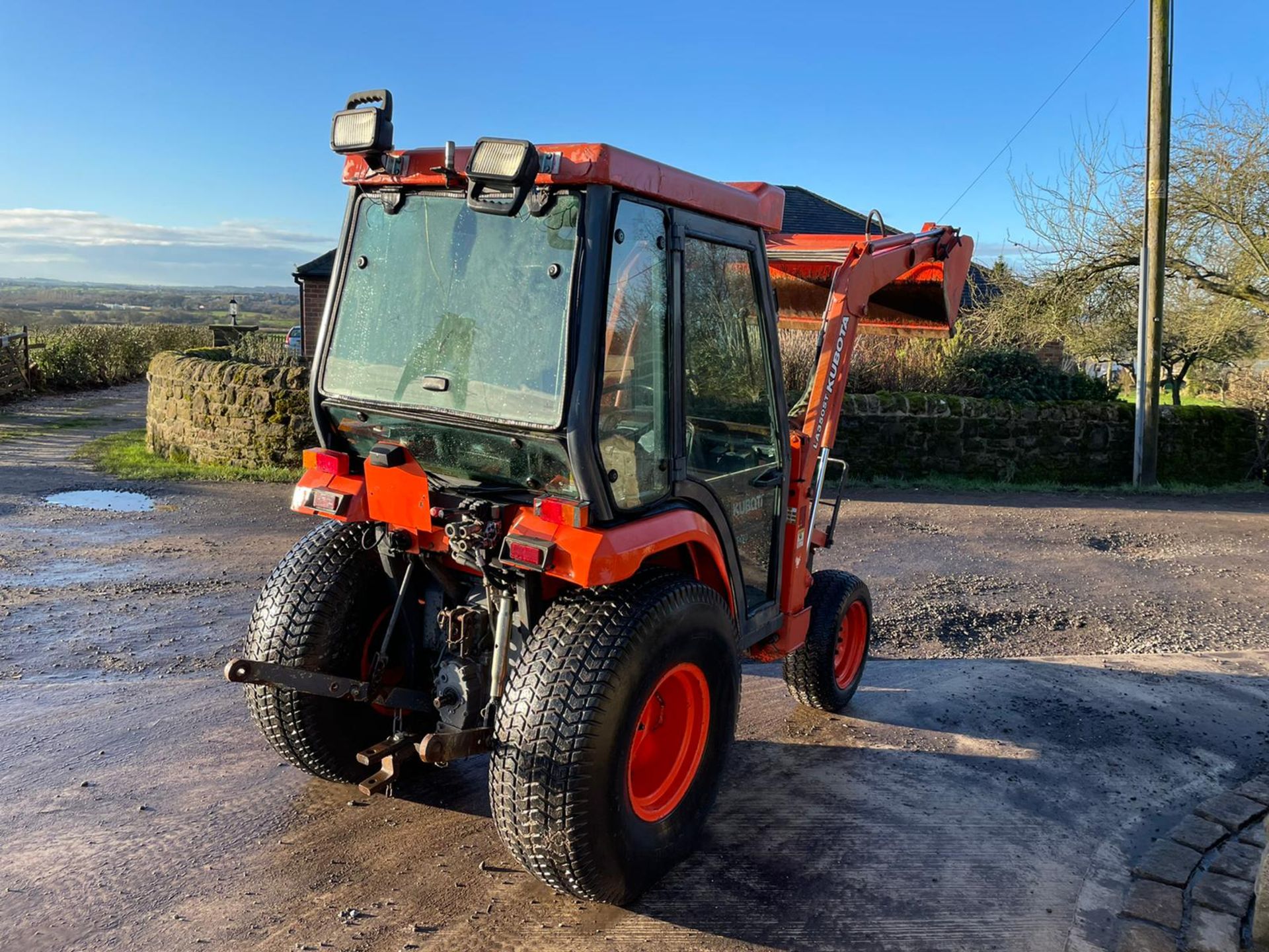 KUBOTA ST30 WITH LOADER, RUNS, DRIVES AND DIGS, CLEAN MACHINE, LOW 2750 HOURS, GRASS TYRES *PLUS VAT - Image 4 of 8