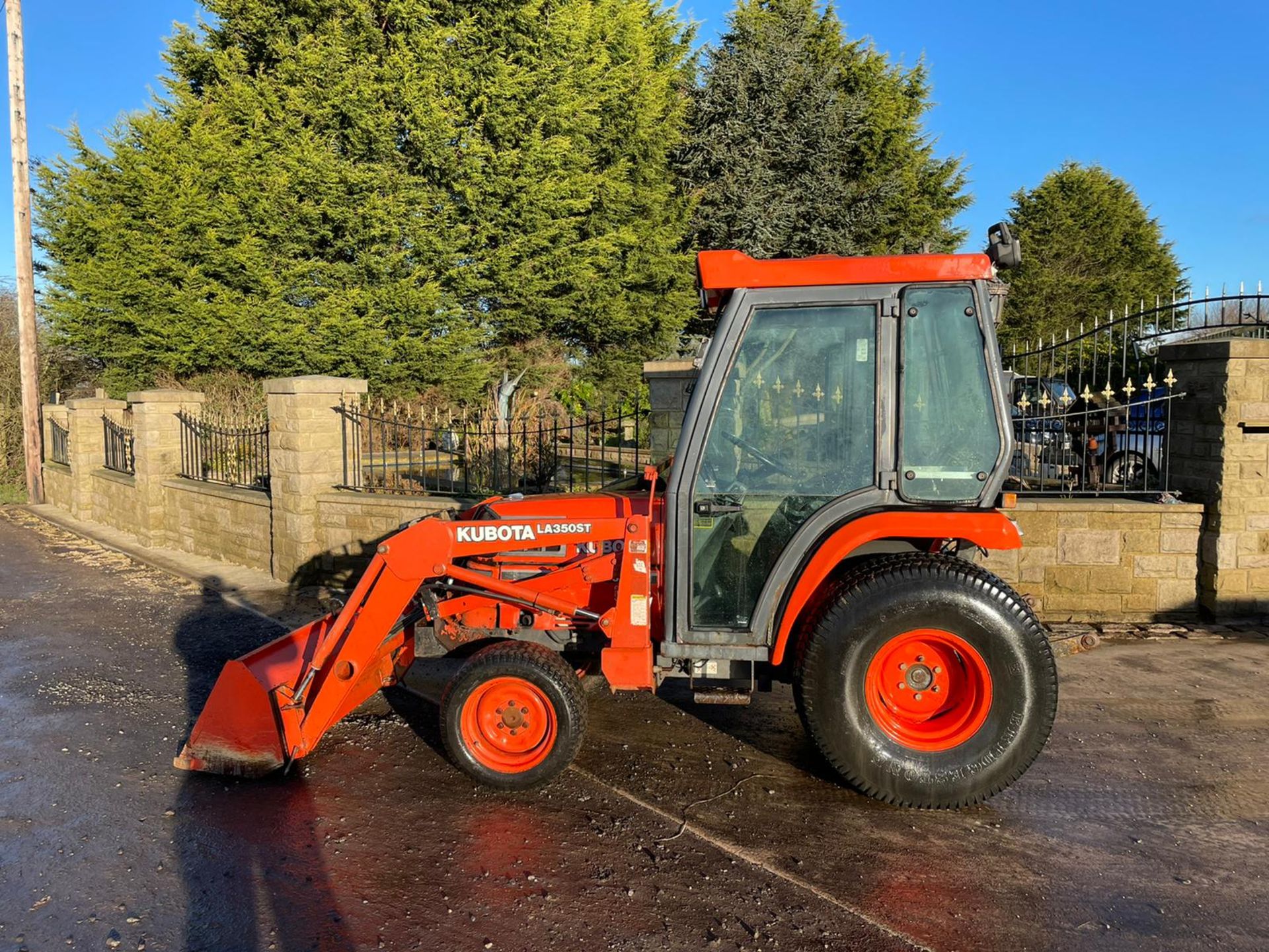 KUBOTA ST30 WITH LOADER, RUNS, DRIVES AND DIGS, CLEAN MACHINE, LOW 2750 HOURS, GRASS TYRES *PLUS VAT