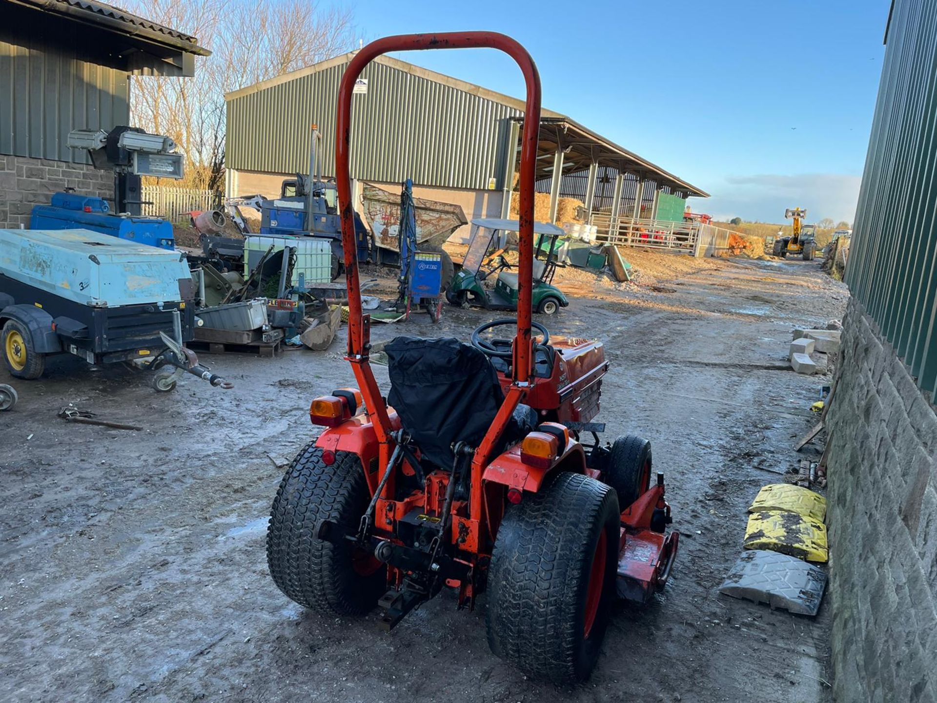 KUBOTA B1750 COMPACT WITH UNDERSLUNG DECK, RUNS, DRIVES AND CUTS, CLEAN MACHINE, CANOPY *PLUS VAT* - Image 5 of 5