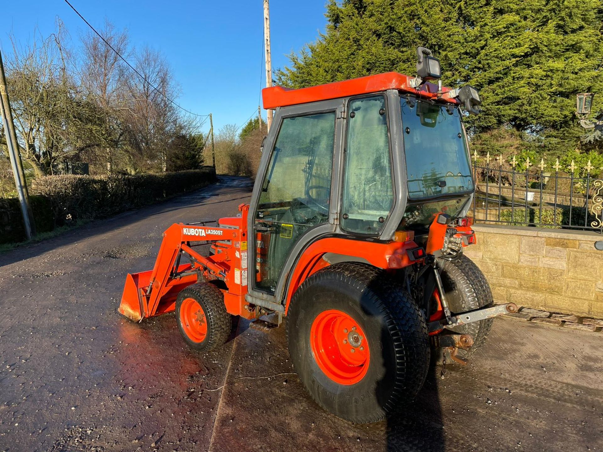 KUBOTA ST30 WITH LOADER, RUNS, DRIVES AND DIGS, CLEAN MACHINE, LOW 2750 HOURS, GRASS TYRES *PLUS VAT - Image 7 of 8