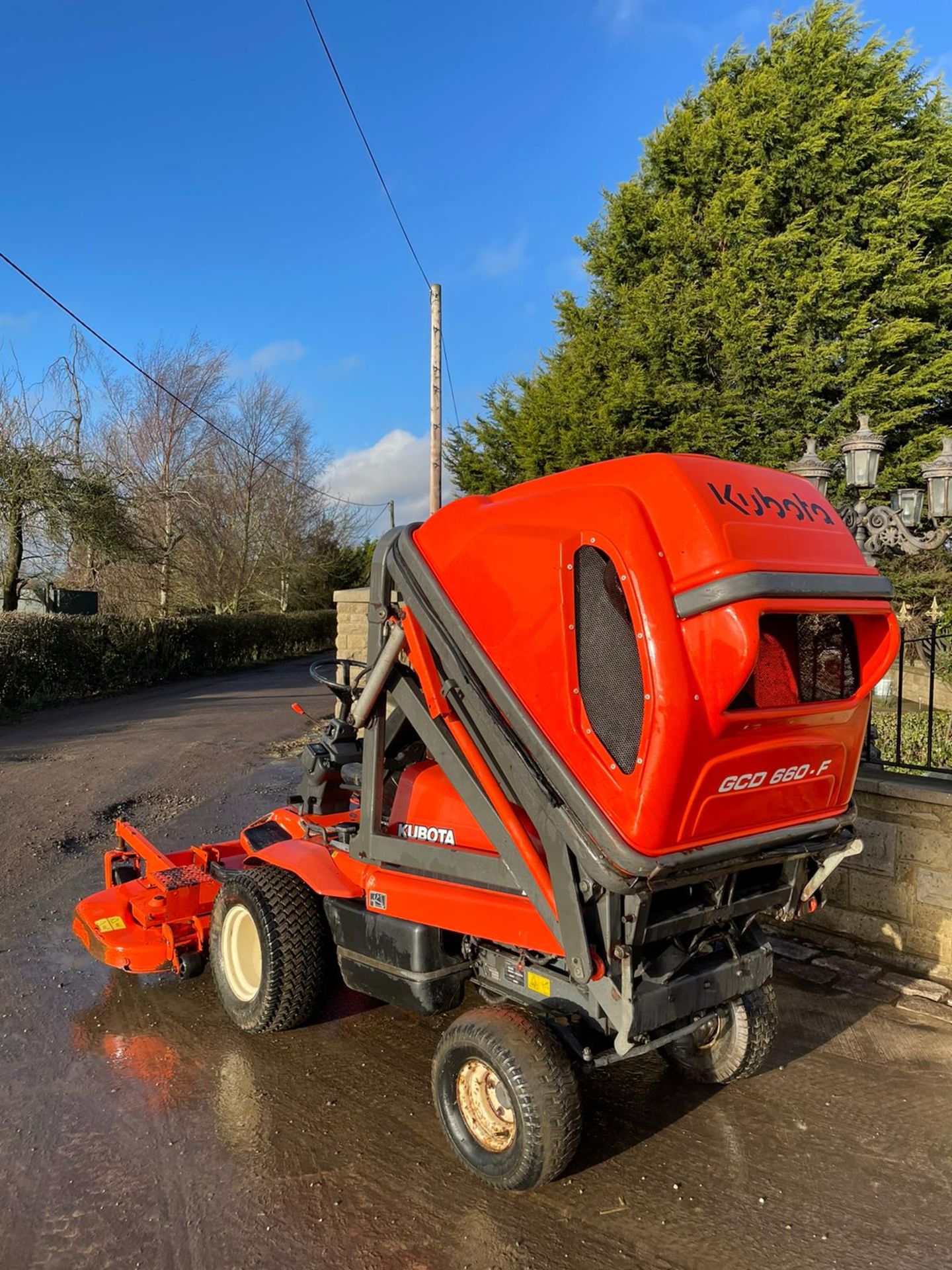 KUBOTA F3560 OUTFRONT RIDE ON LAWN MOWER, RUNS, DRIVES AND CUTS, HIGH TIP COLLECTOR *PLUS VAT* - Image 3 of 9