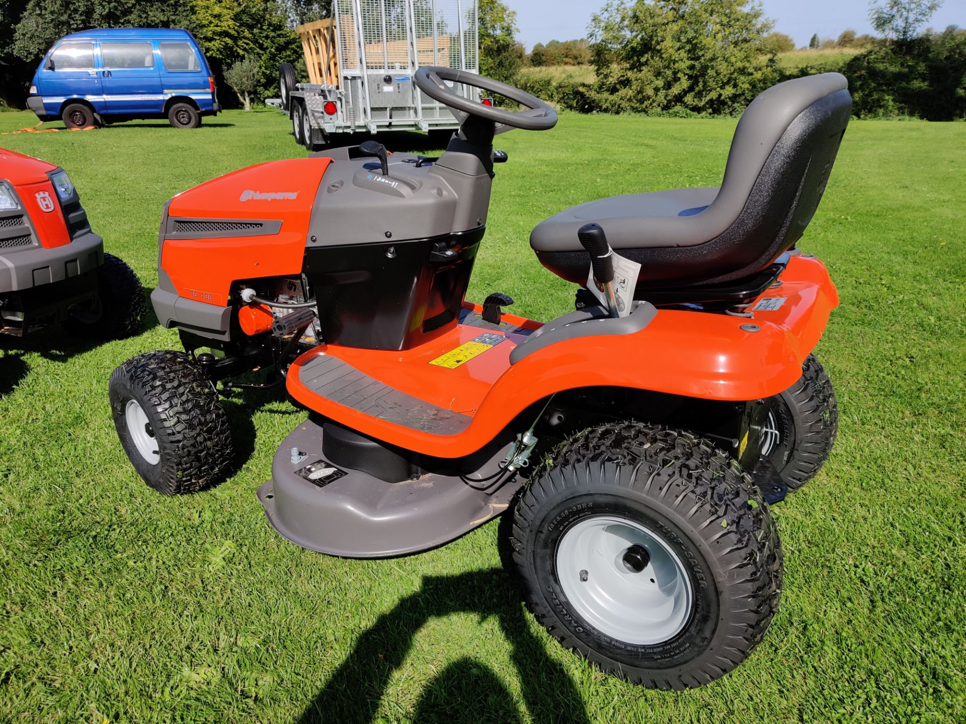 2020 BRAND NEW HUSQVARNA TS138 ROTARY RIDE ON LAWN MOWER (SIDE DISCHARGE) NO COLLECTOR *PLUS VAT* - Image 6 of 9