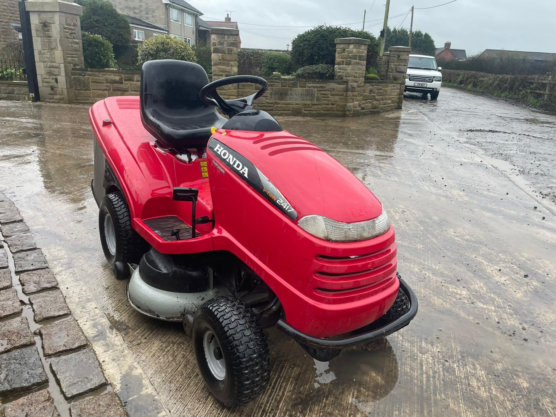 HONDA 2417 V TWIN RIDE ON MOWER, RUNS, DRIVES AND CUTS, ELECTRIC COLLECTOR, CLEAN MACHINE *NO VAT* - Image 5 of 5