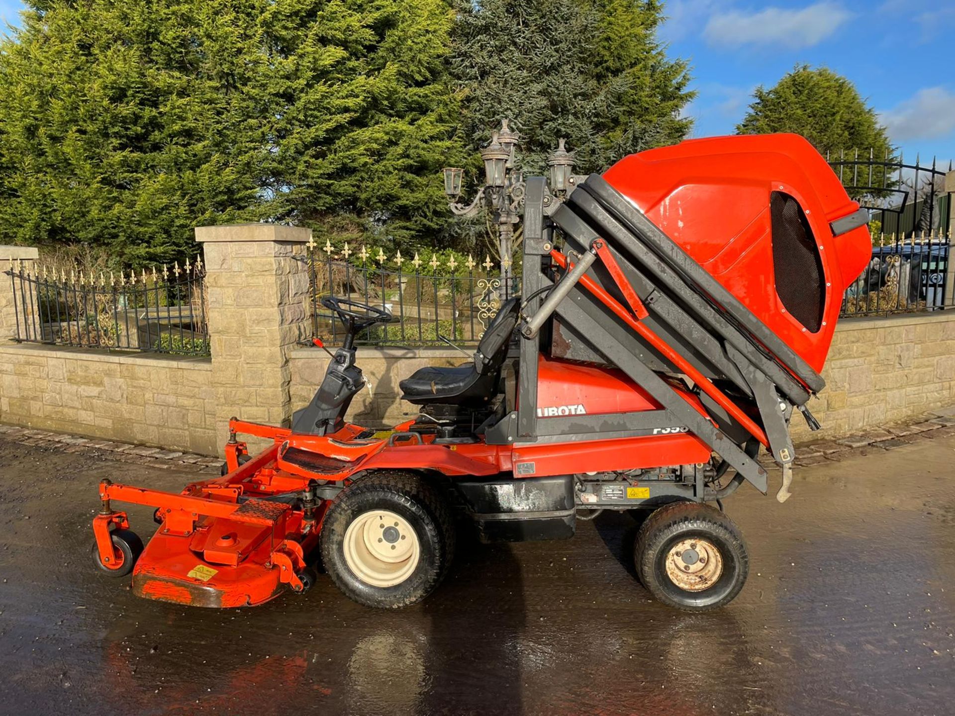 KUBOTA F3560 OUTFRONT RIDE ON LAWN MOWER, RUNS, DRIVES AND CUTS, HIGH TIP COLLECTOR *PLUS VAT* - Image 2 of 9