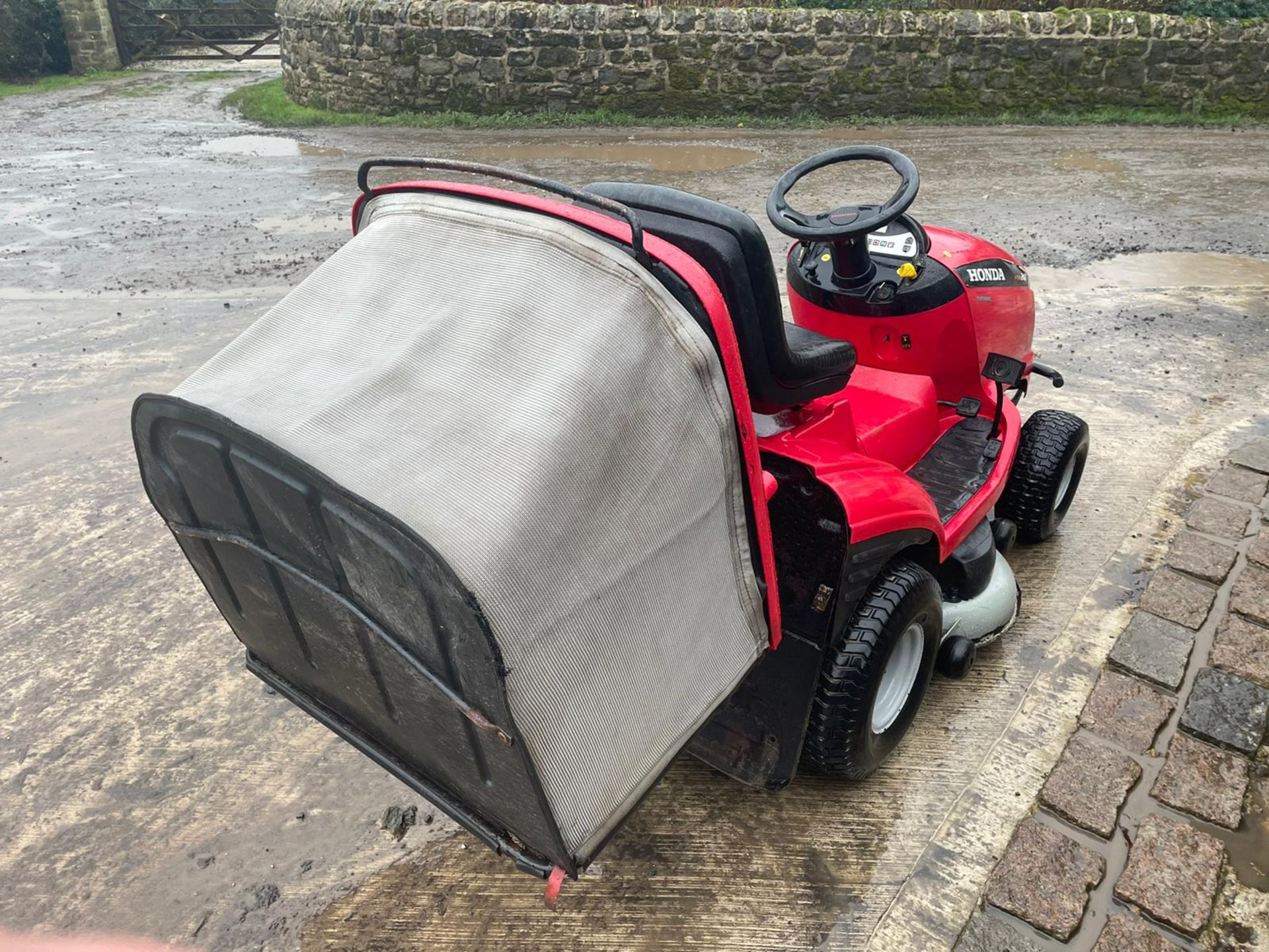 HONDA 2417 V TWIN RIDE ON MOWER, RUNS, DRIVES AND CUTS, ELECTRIC COLLECTOR, CLEAN MACHINE *NO VAT* - Image 4 of 5