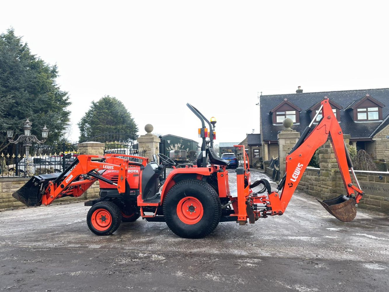 2012 KUBOTA STV40 LOADER TRACTOR, TIMBERWOLF 75,230TR WOOD CHIPPER - 180 HOURS, HI TIP DUMPER, BRAND NEW LEAF BLOWER ENDS FROM 7PM THURSDAY!