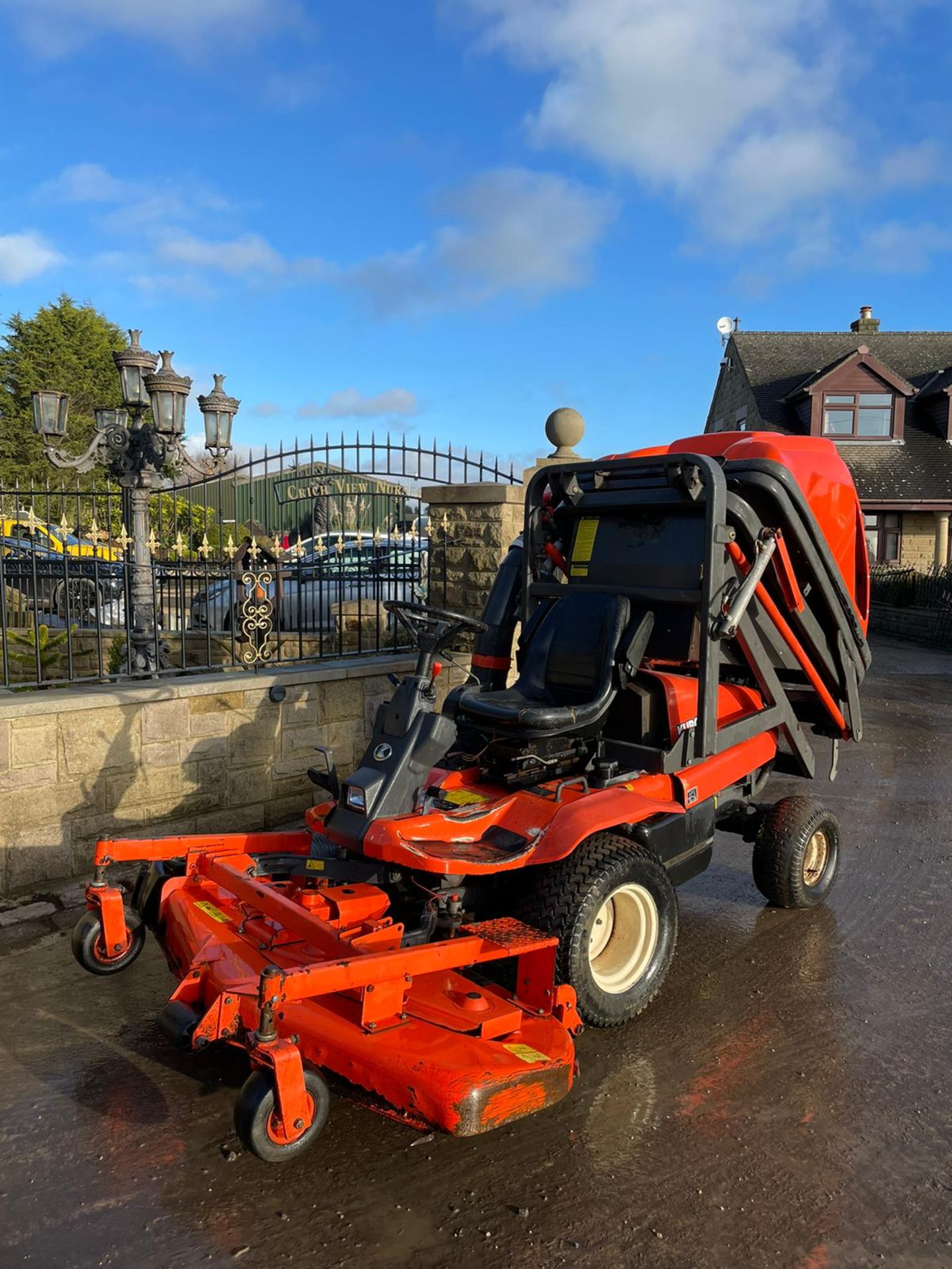 KUBOTA F3560 OUTFRONT RIDE ON LAWN MOWER, RUNS, DRIVES AND CUTS, HIGH TIP COLLECTOR *PLUS VAT* - Image 4 of 9