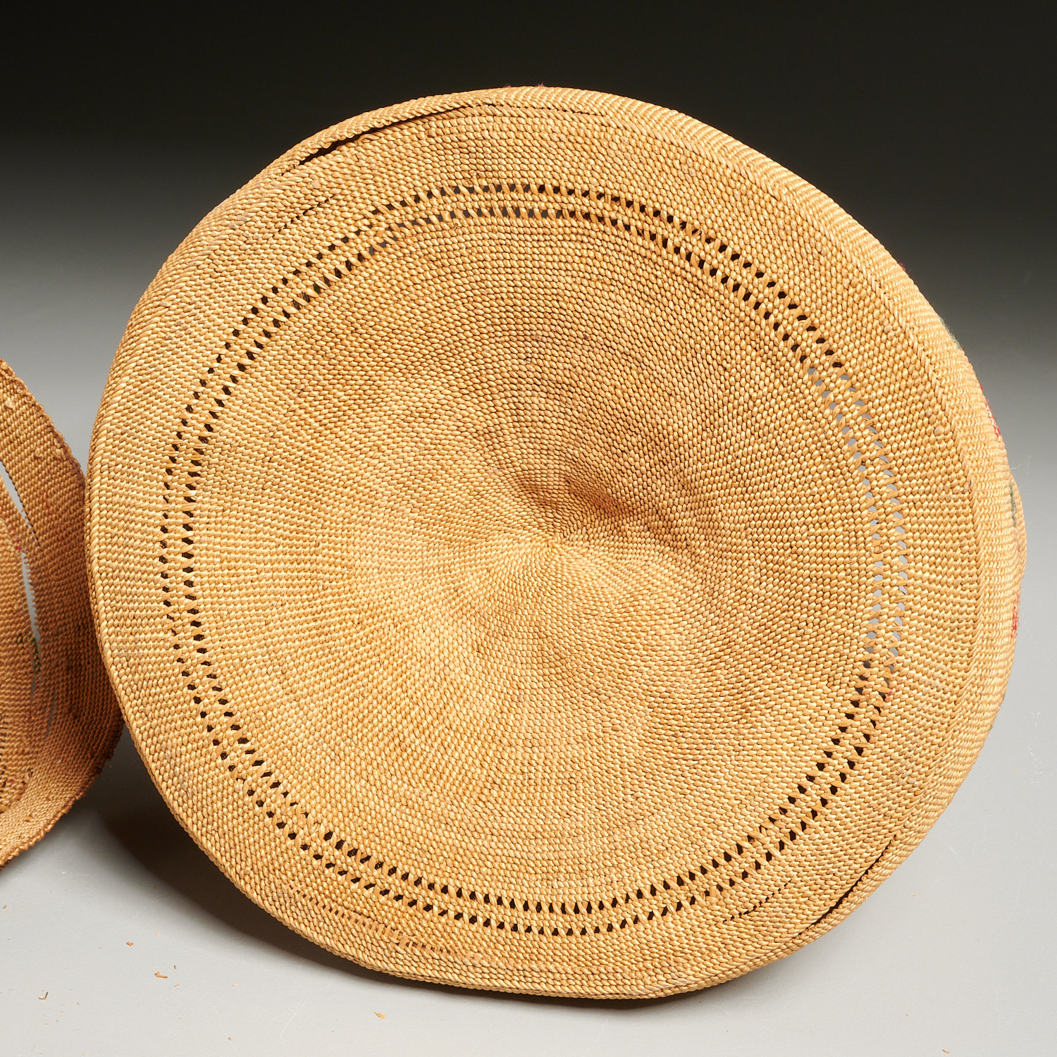 Rare Aluetian twined lidded basket - Image 6 of 9