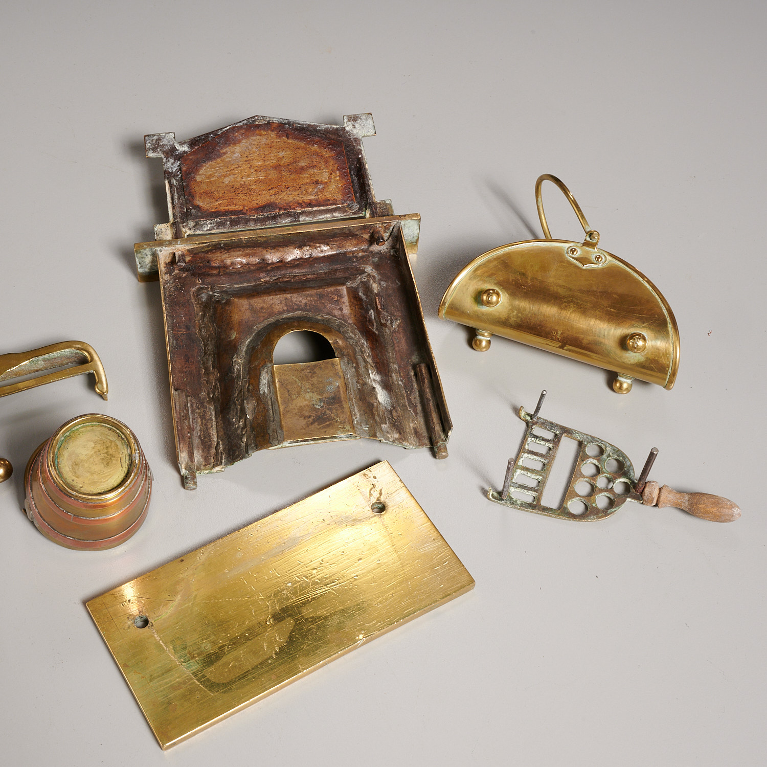 English brass miniature parlor and hearth objects - Image 4 of 9