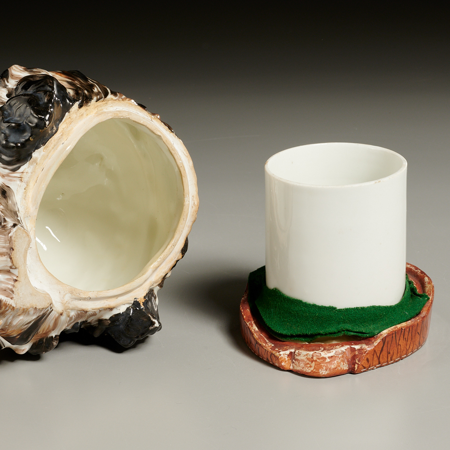 Paris porcelain dog-form humidor - Image 4 of 8