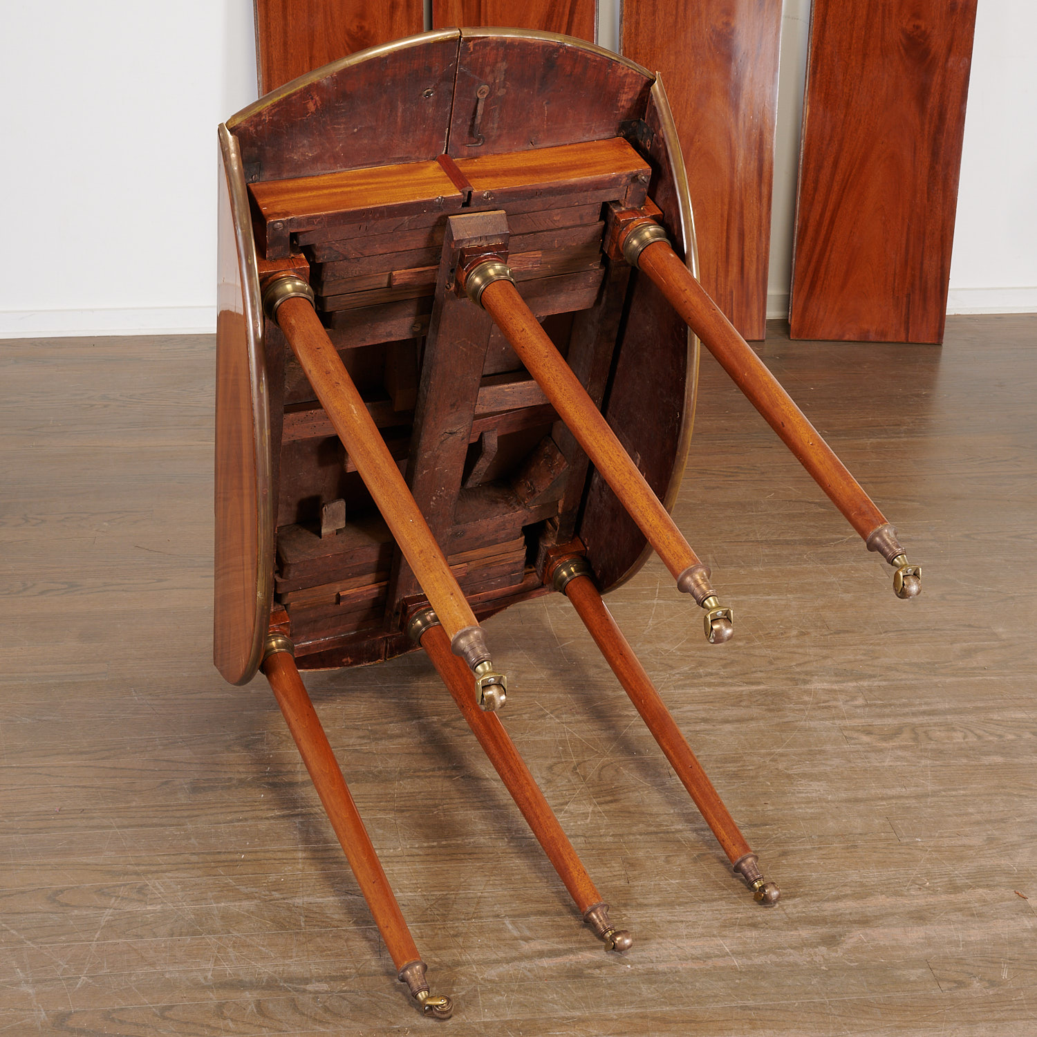 Louis XVI mahogany extension dining table - Image 7 of 8