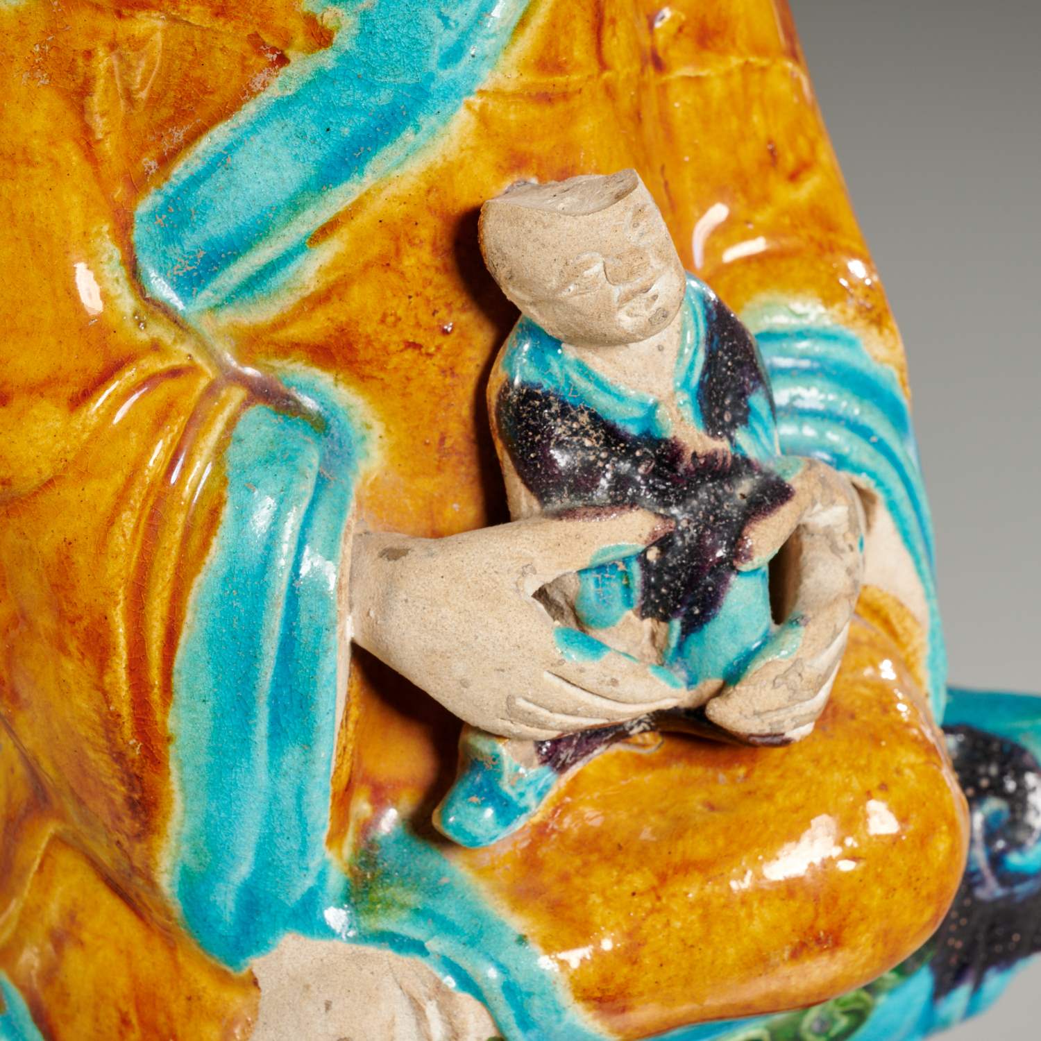 Chinese Fahua glazed Guanyin with child - Image 2 of 6