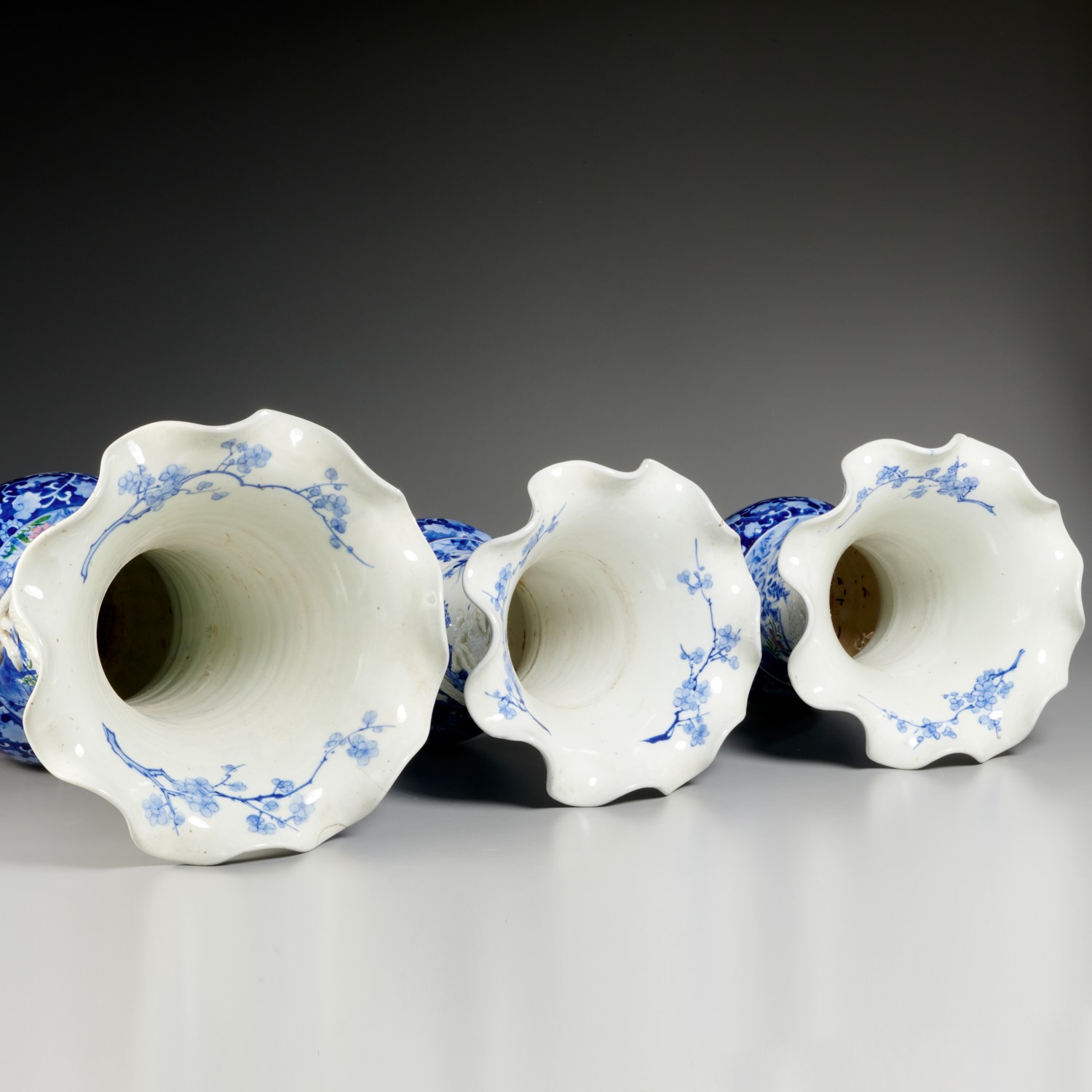 Japanese Hirado porcelain (3) piece garniture - Image 4 of 6