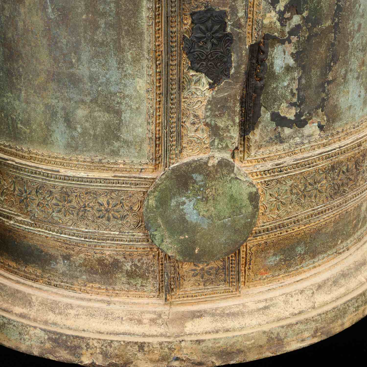 Large Thai bronze temple bell and stand - Image 4 of 8