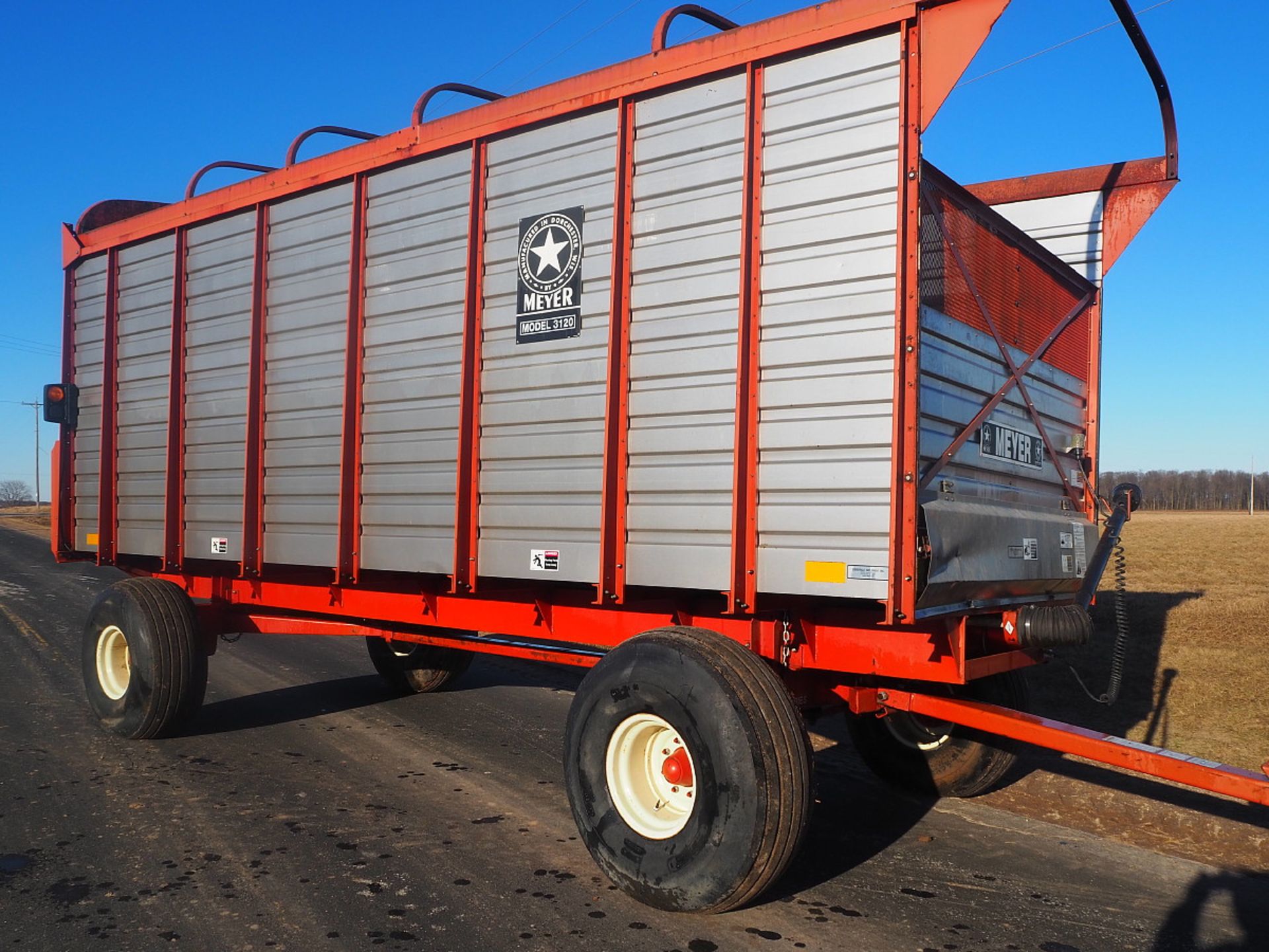 MEYER 3120 REAR UNLOAD FORAGE WAGON - Image 2 of 9