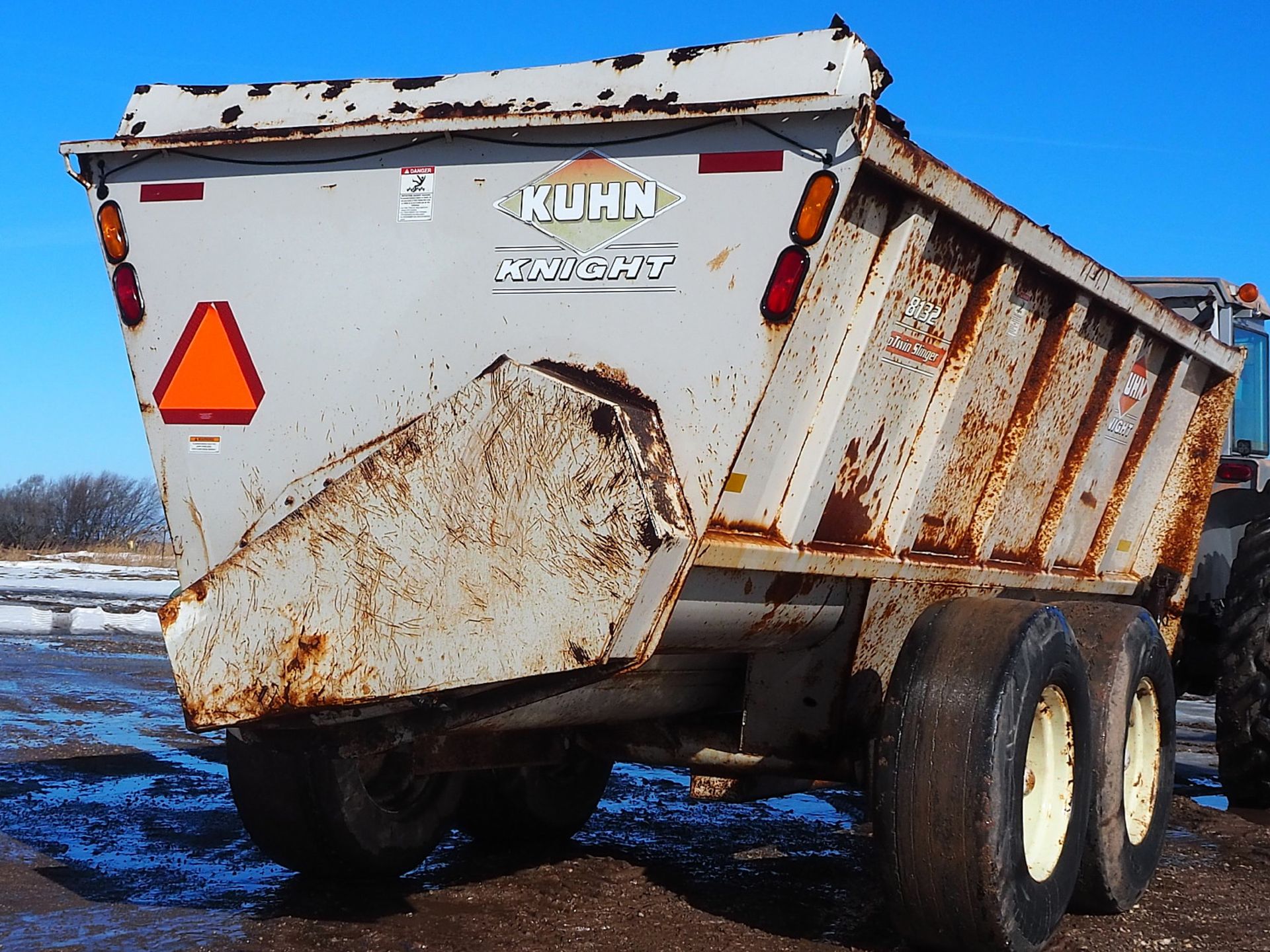 KUHN KNIGHT 8132 SLINGER MANURE SPREADER - Image 4 of 5