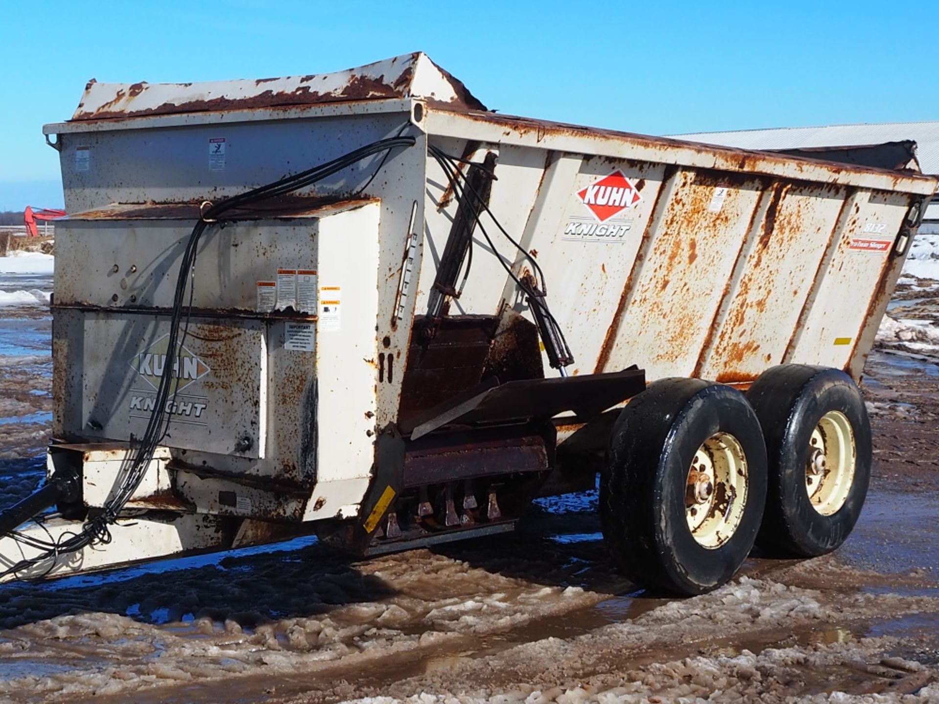 KUHN KNIGHT 8132 SLINGER MANURE SPREADER