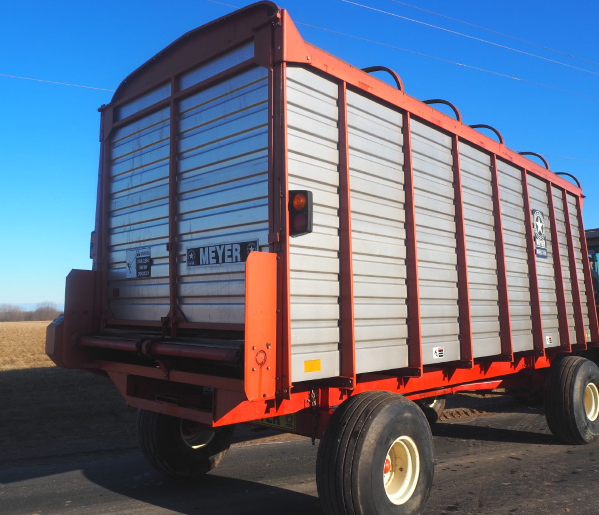 MEYER 3120 REAR UNLOAD FORAGE WAGON - Image 4 of 9