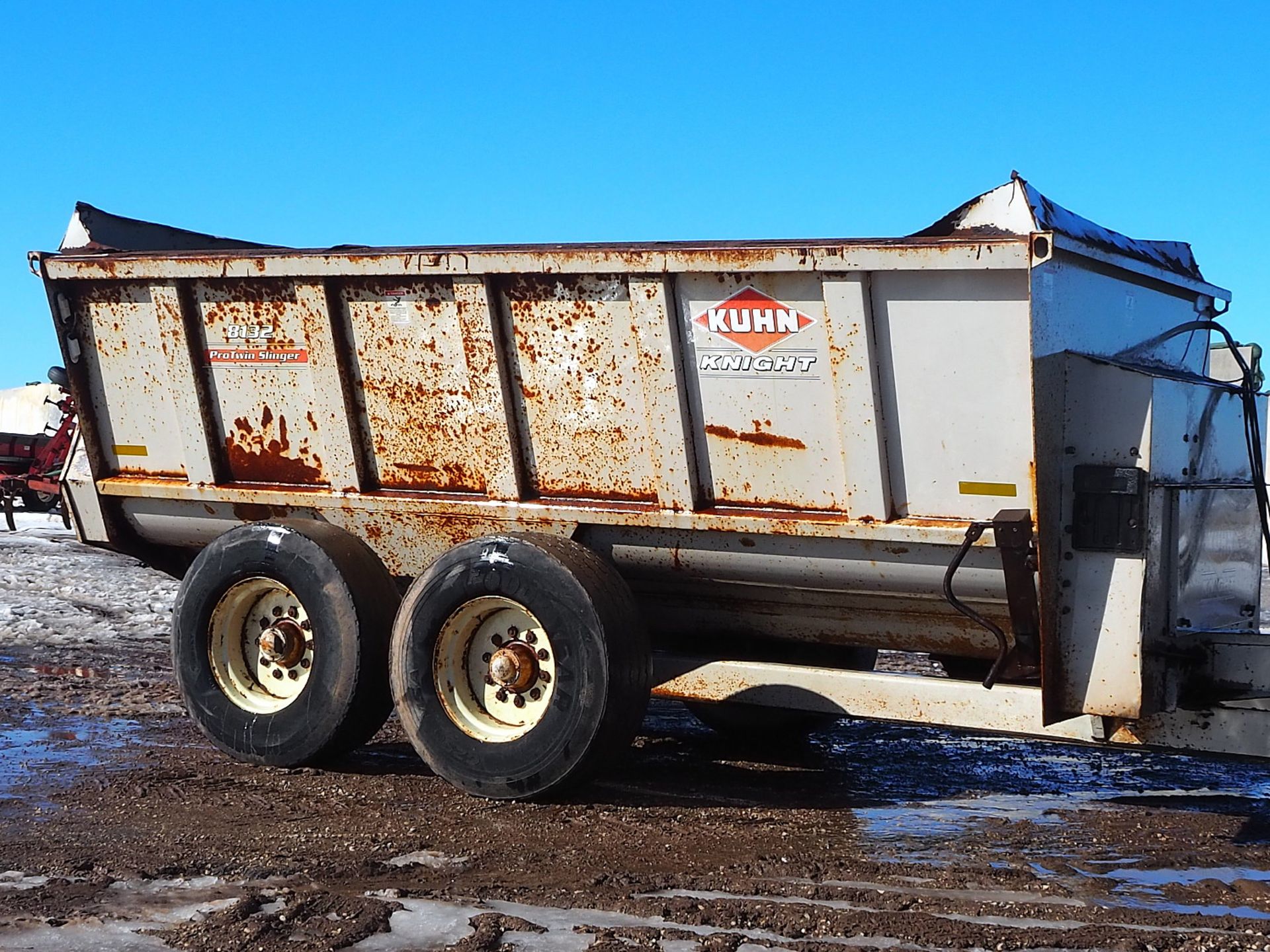 KUHN KNIGHT 8132 SLINGER MANURE SPREADER - Image 3 of 5