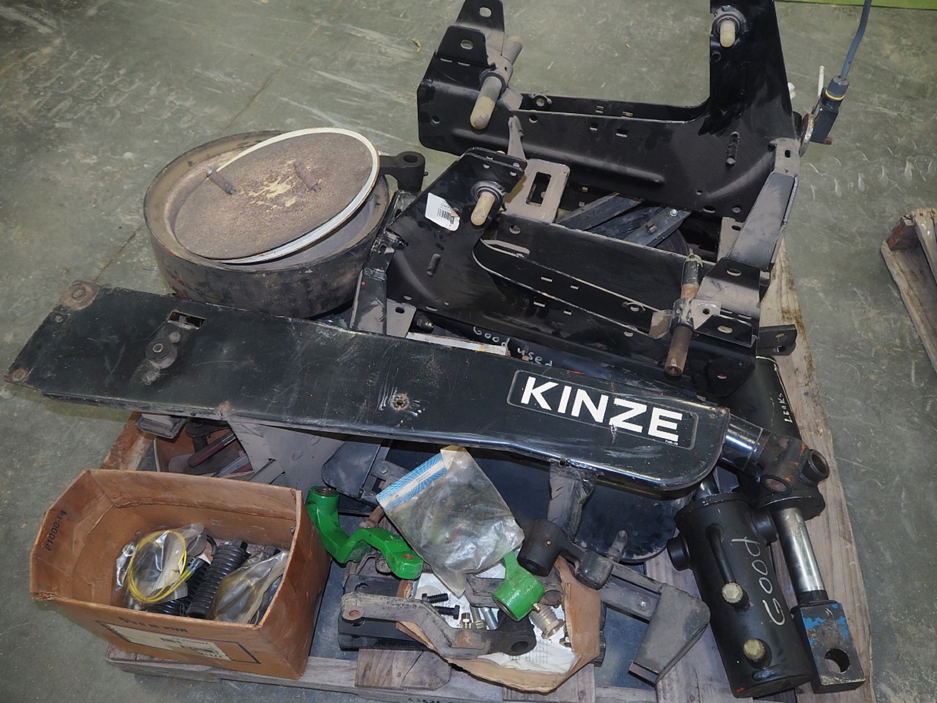 KINZE 2300 INTER ROW PLANTER - Image 13 of 13