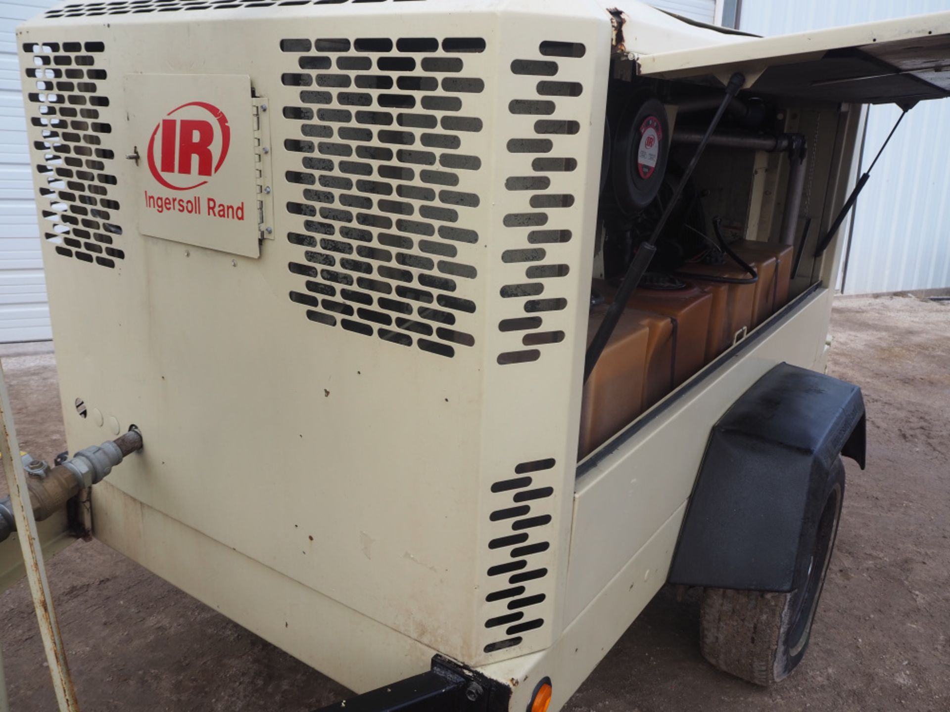 INGERSOL RAND XP375 PORTABLE AIR COMPRESSOR - Image 4 of 5