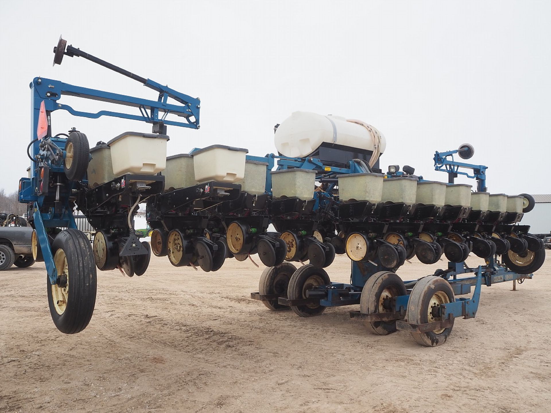 KINZE 2300 INTER ROW PLANTER - Image 5 of 13