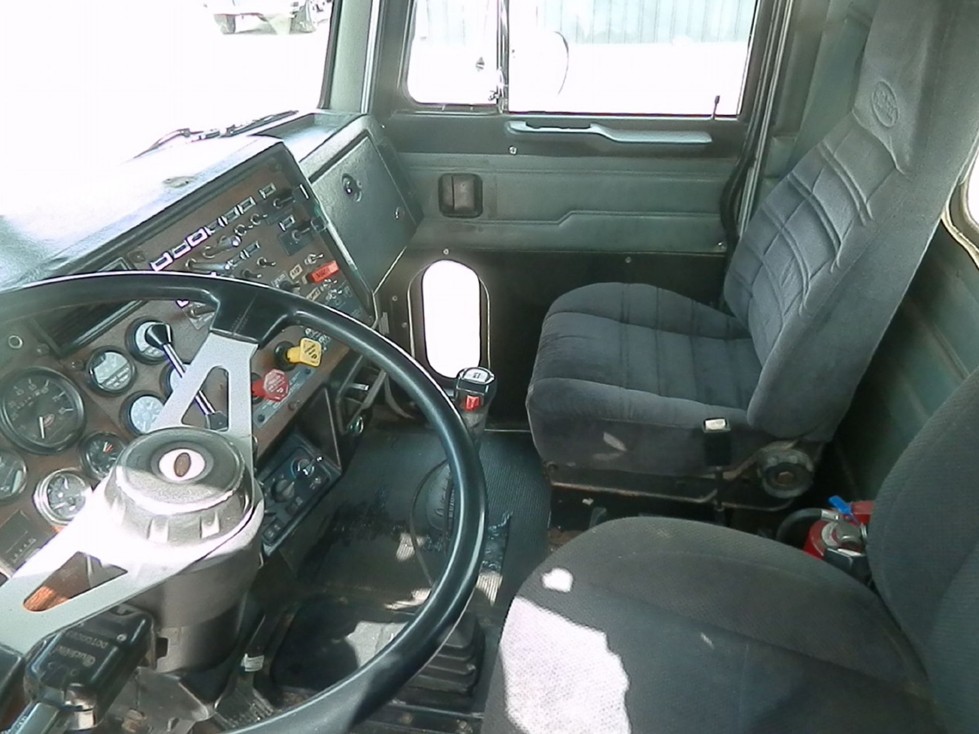 '95 PETERBILT DAY CAB - Image 7 of 16