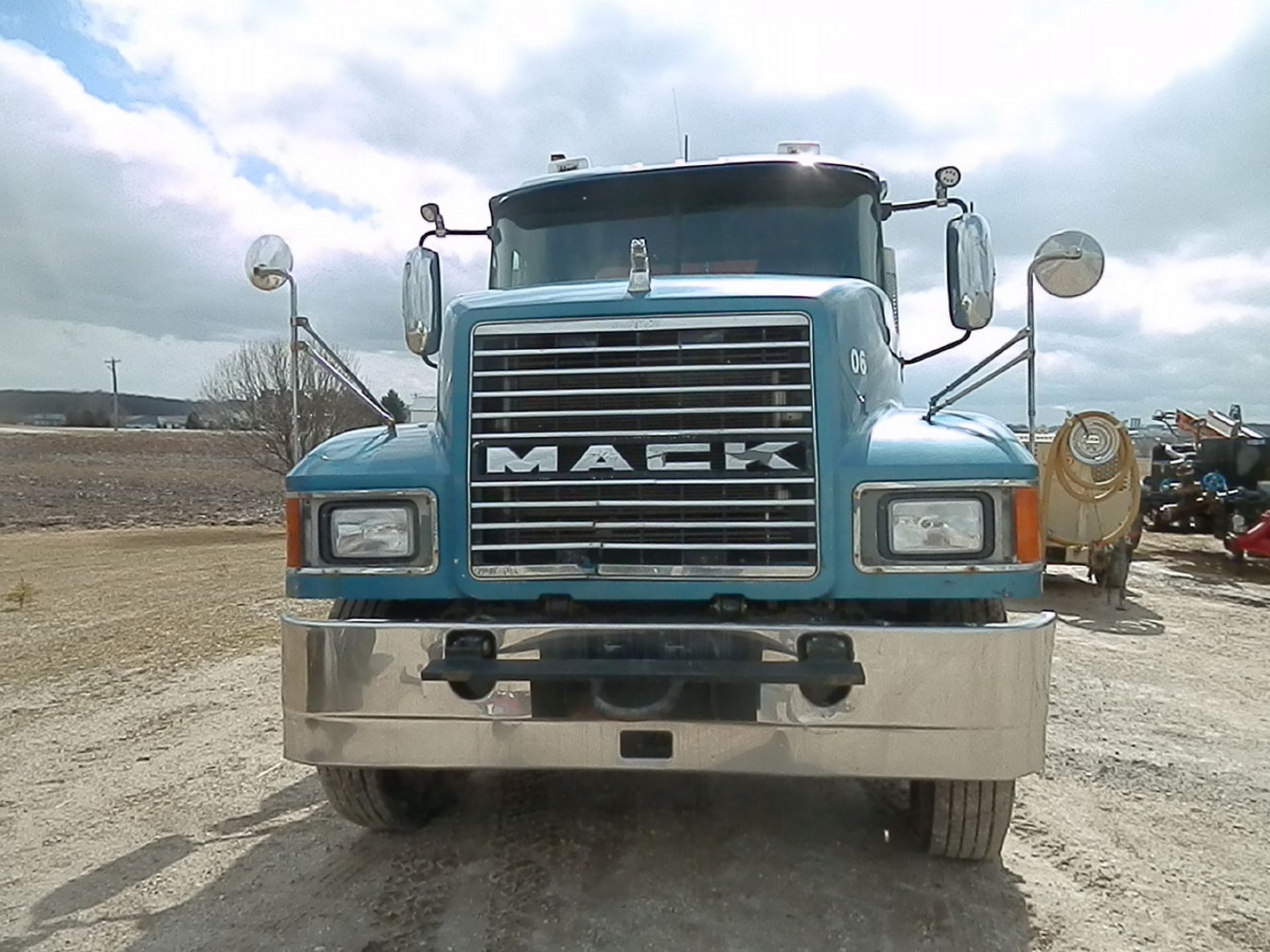 2006 MACK DAY CAB SEMI TRACTOR - Image 2 of 10