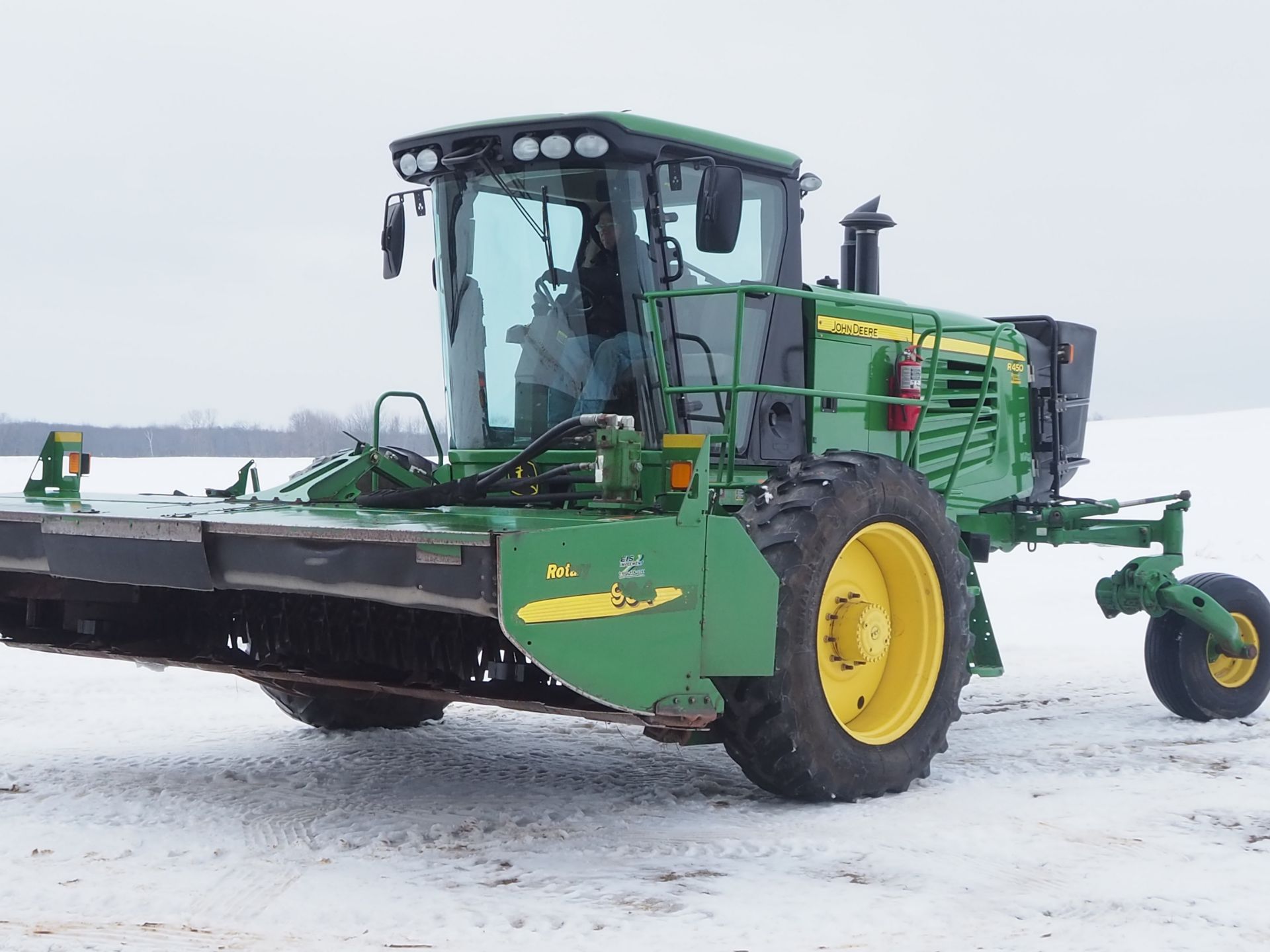 JOHN DEERE R450 SELF PROPELLED DISCBINE - Image 5 of 6