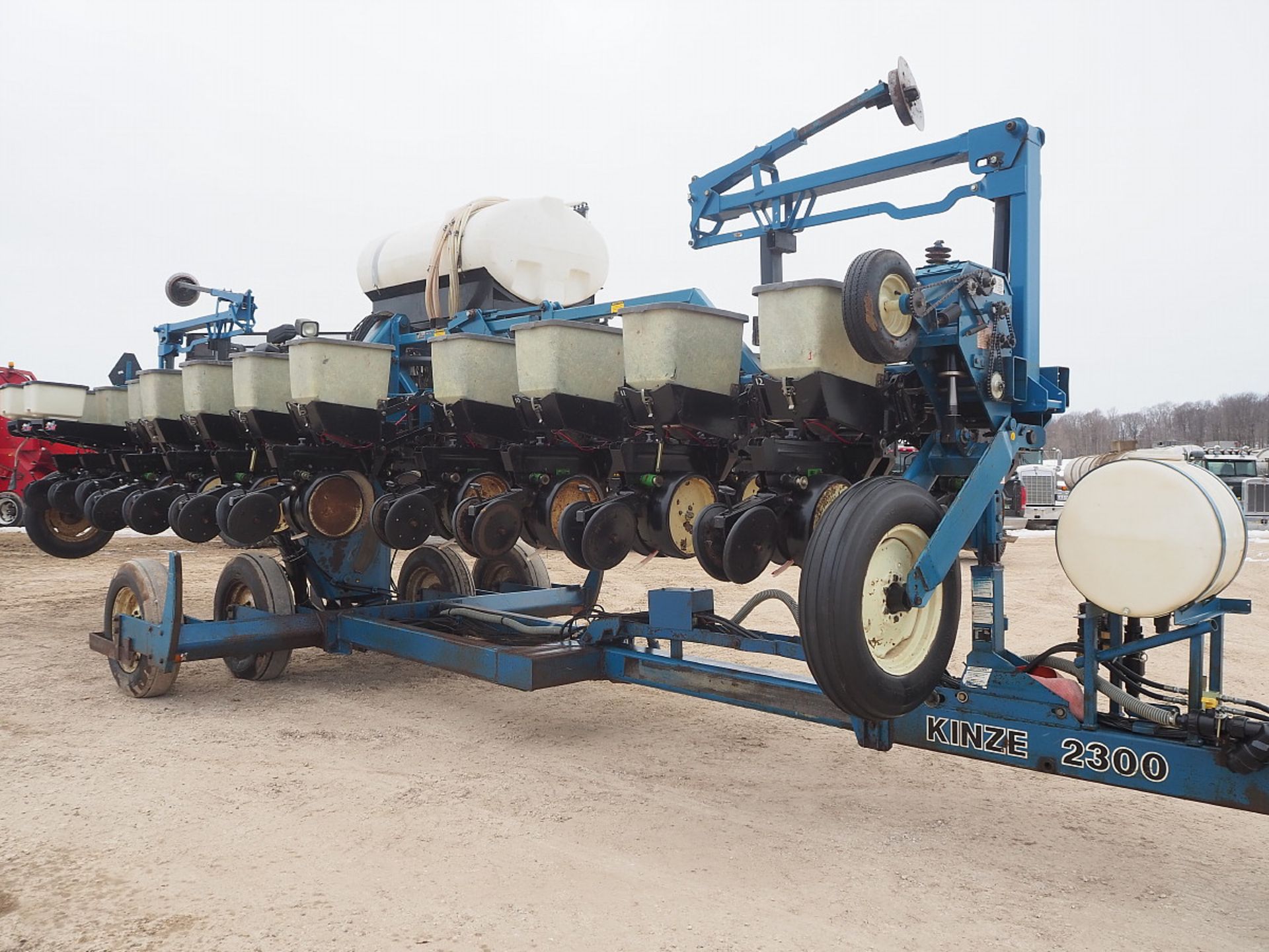 KINZE 2300 INTER ROW PLANTER - Image 7 of 13