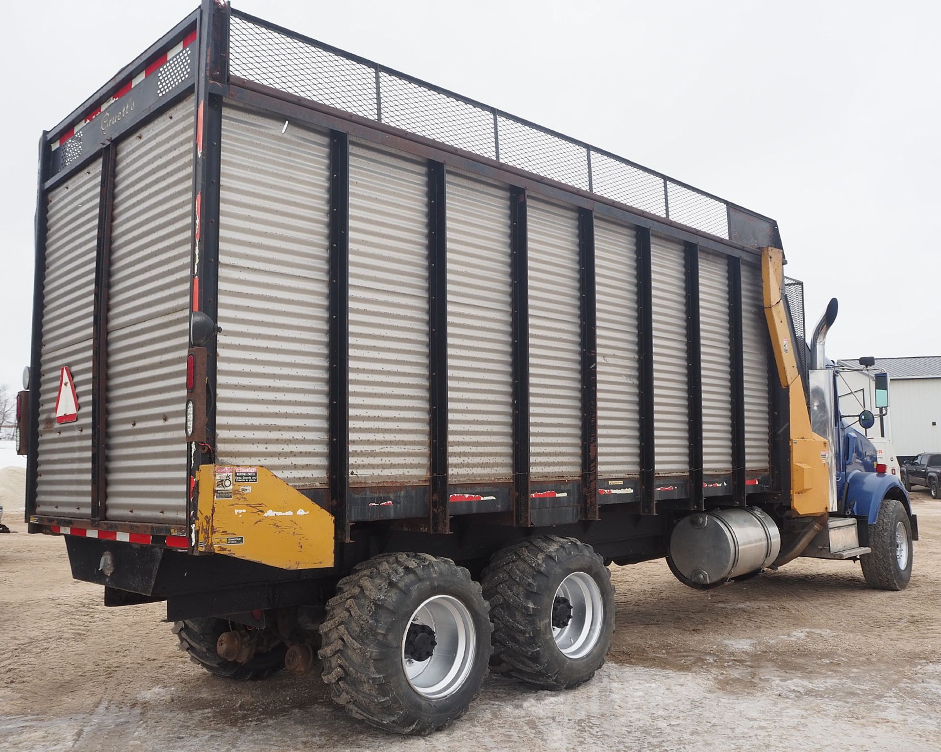 KENWORTH T-800 w/GRUETT 6900 20' COMBO FORAGE BOX - Image 5 of 10