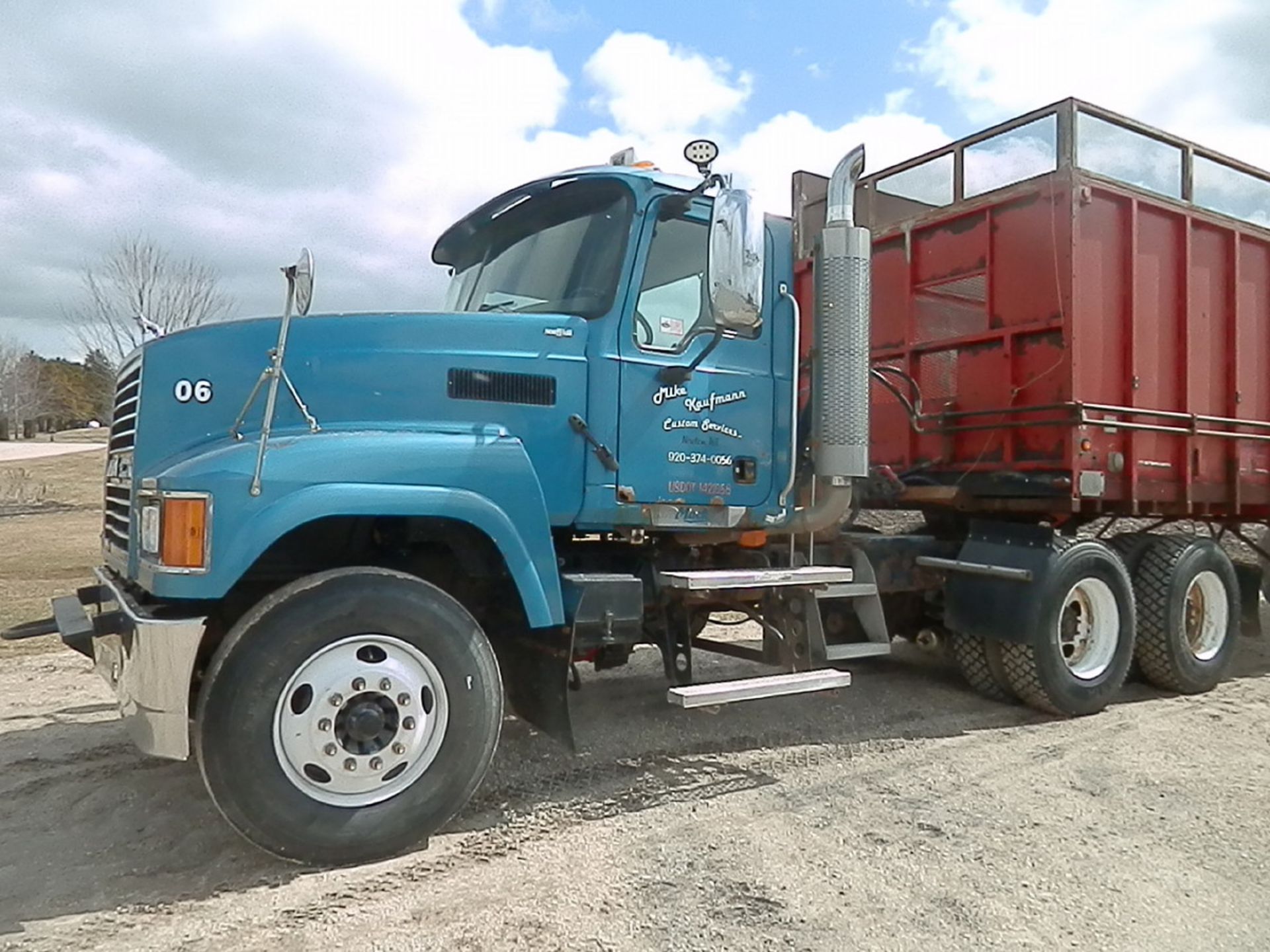 2006 MACK DAY CAB SEMI TRACTOR - Image 3 of 10