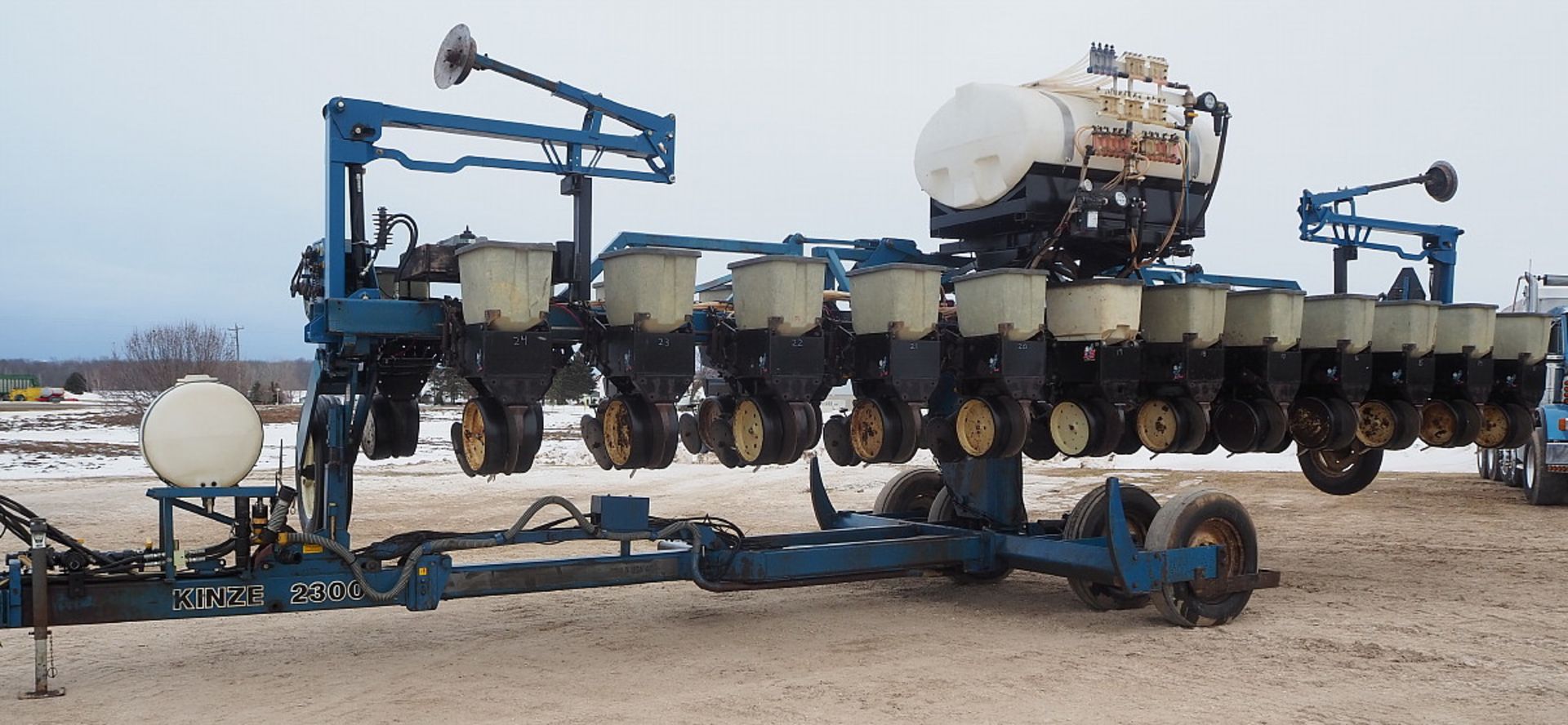 KINZE 2300 INTER ROW PLANTER