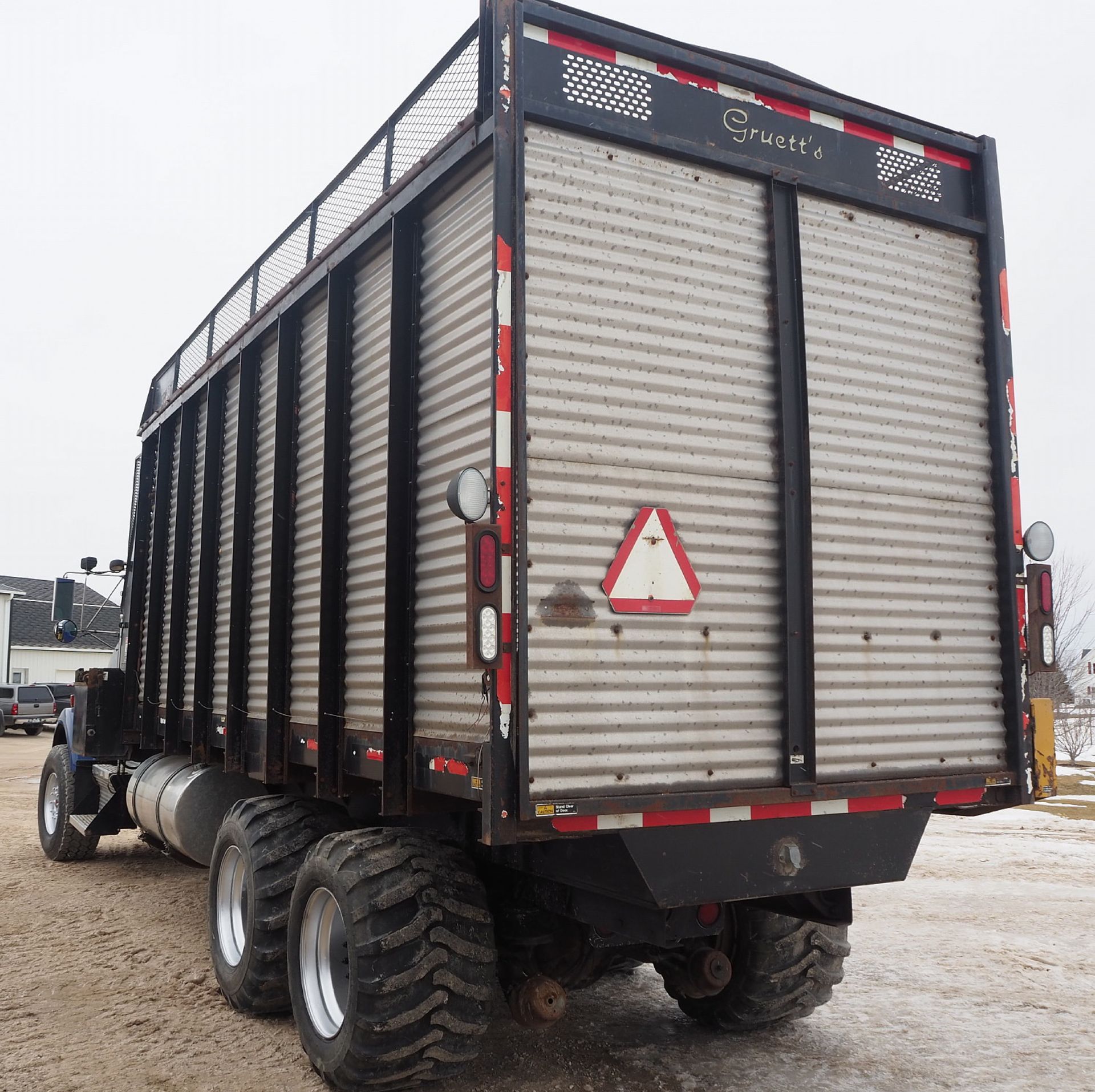 KENWORTH T-800 w/GRUETT 6900 20' COMBO FORAGE BOX - Image 4 of 10