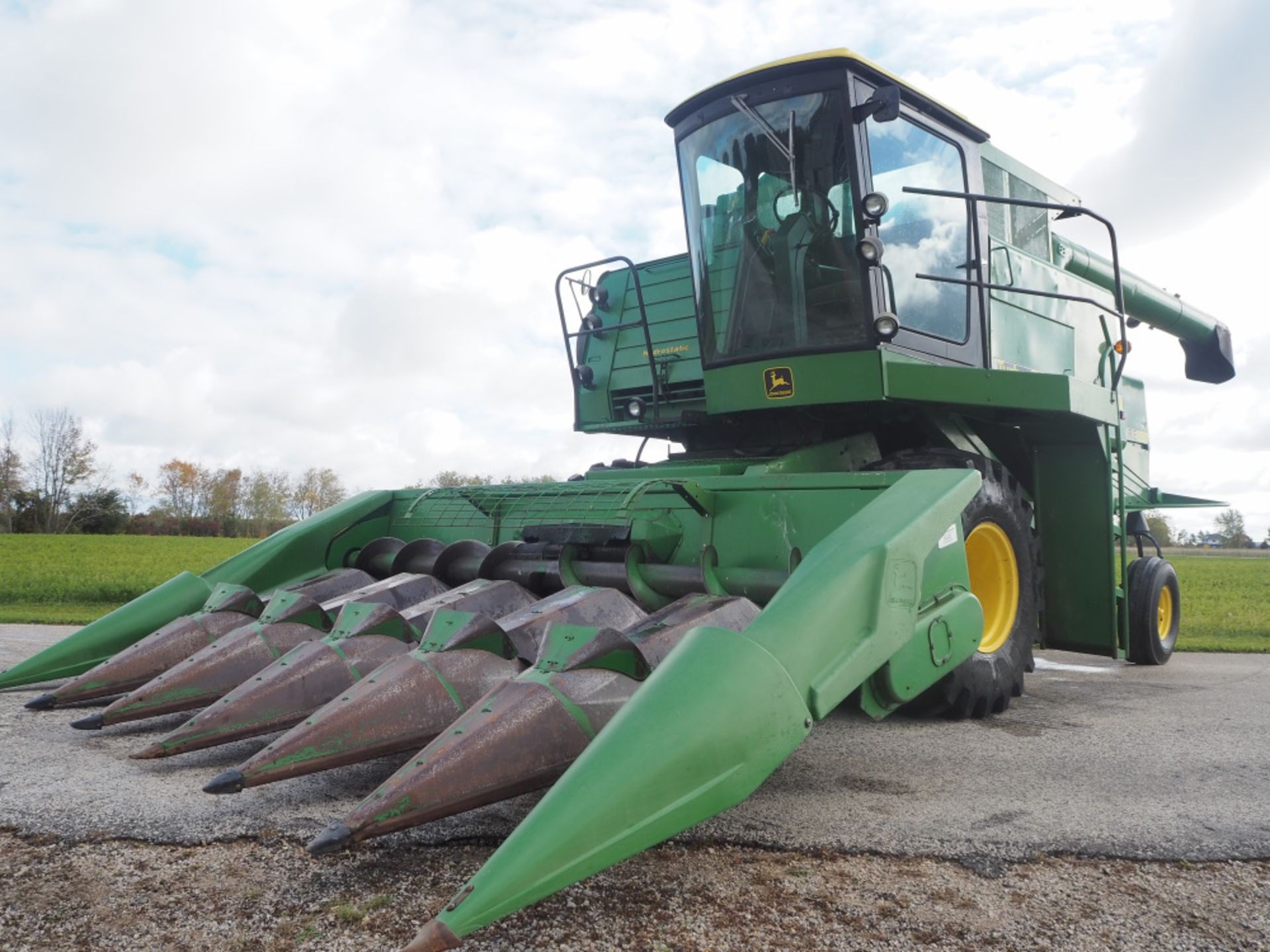 JD 6620 HYDRO COMBINE w/JD 213 GRAIN PLATFORM & JD 6RN CORNHEAD - Image 3 of 32