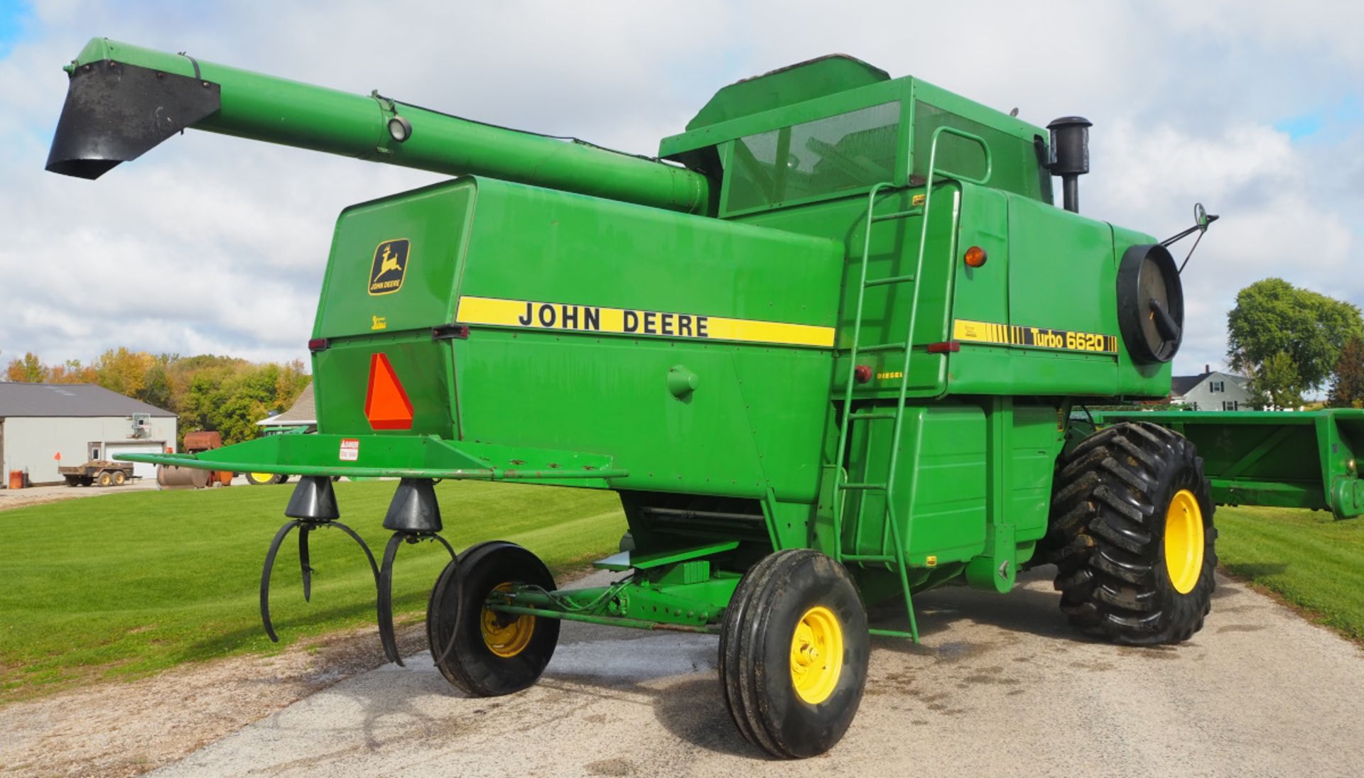 JD 6620 HYDRO COMBINE w/JD 213 GRAIN PLATFORM & JD 6RN CORNHEAD - Image 2 of 32