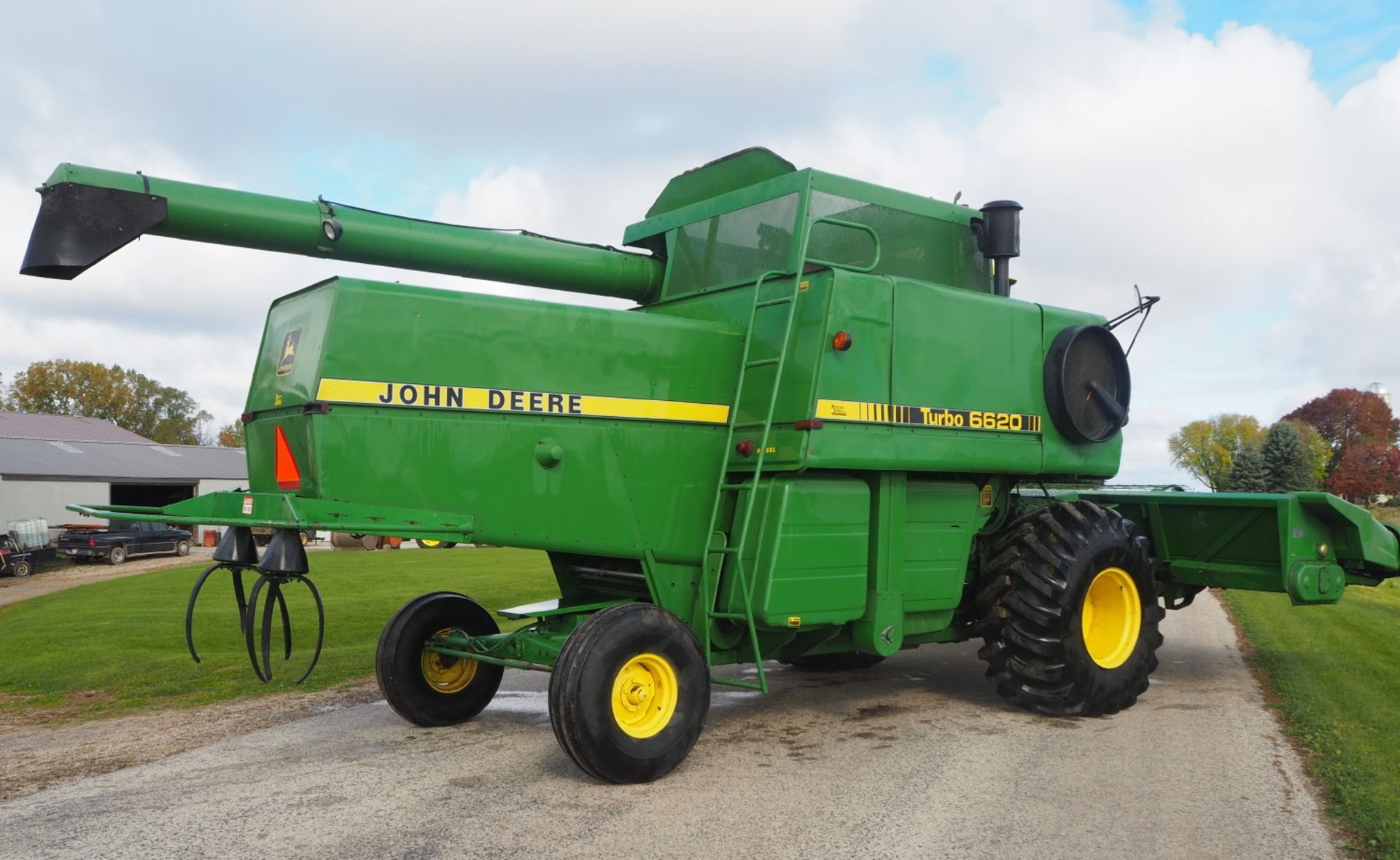 JD 6620 HYDRO COMBINE w/JD 213 GRAIN PLATFORM & JD 6RN CORNHEAD - Image 8 of 32