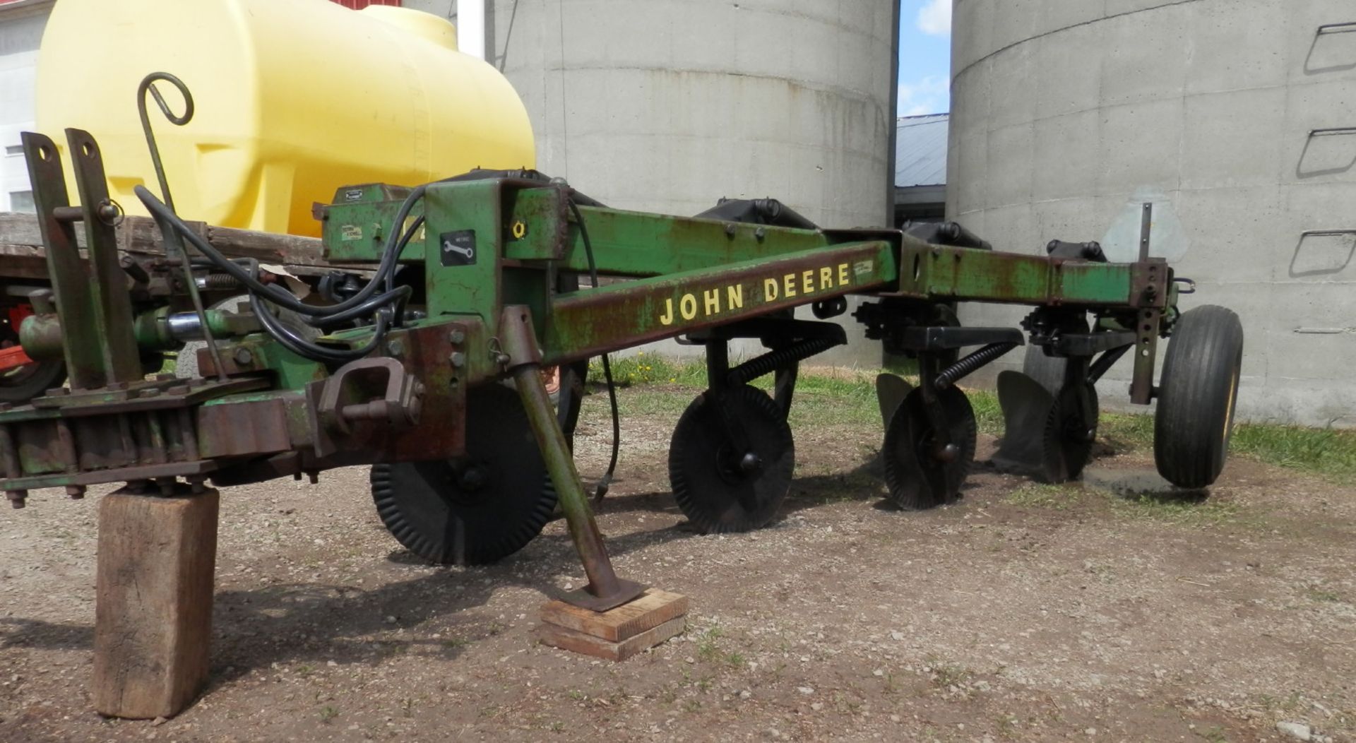 JOHN DEERE 2700 4X SAR PLOW