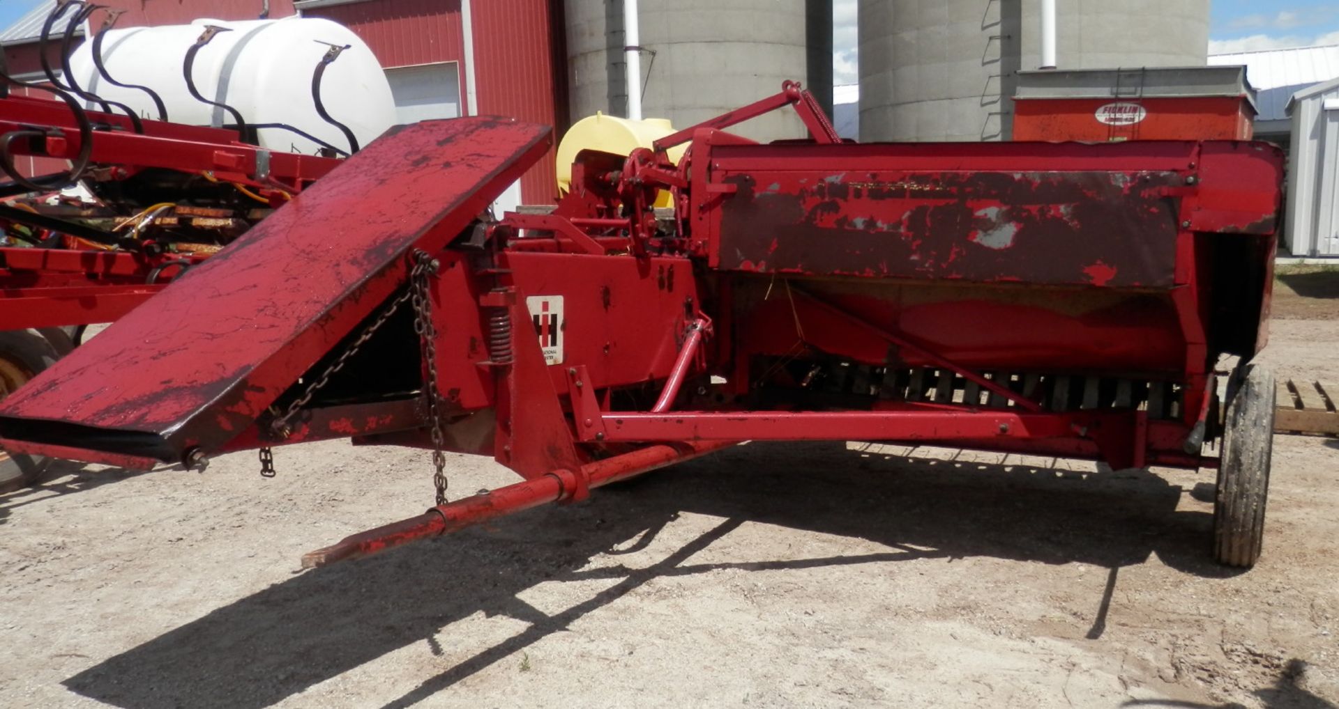 IH 430 SMALL SQUARE CHUTE BALER - Image 3 of 6