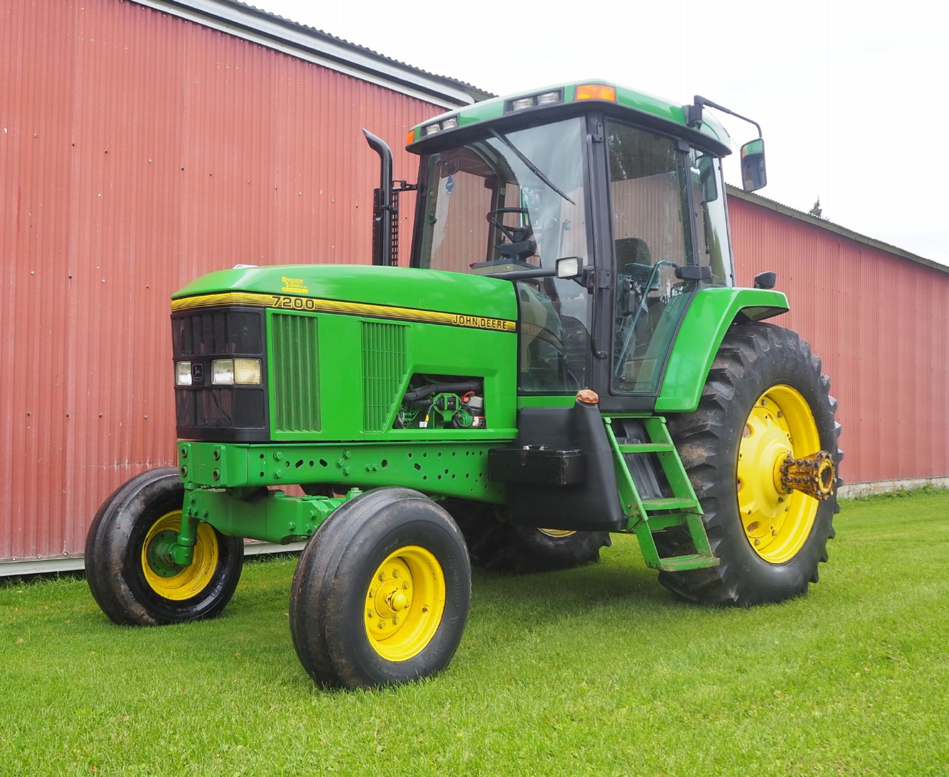 JOHN DEERE 7200 TRACTOR